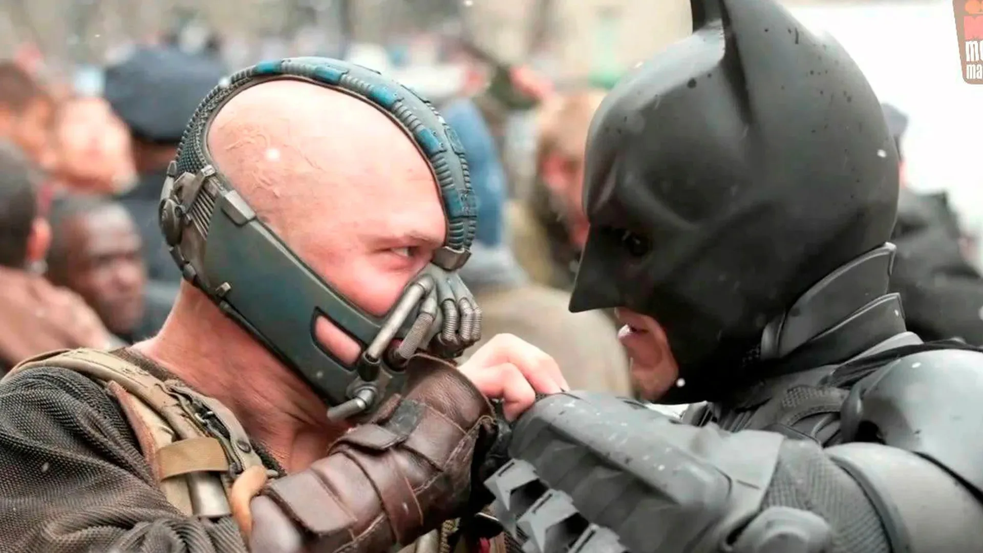Bane y Batman peleando poderosos superhéroes de taquilla 