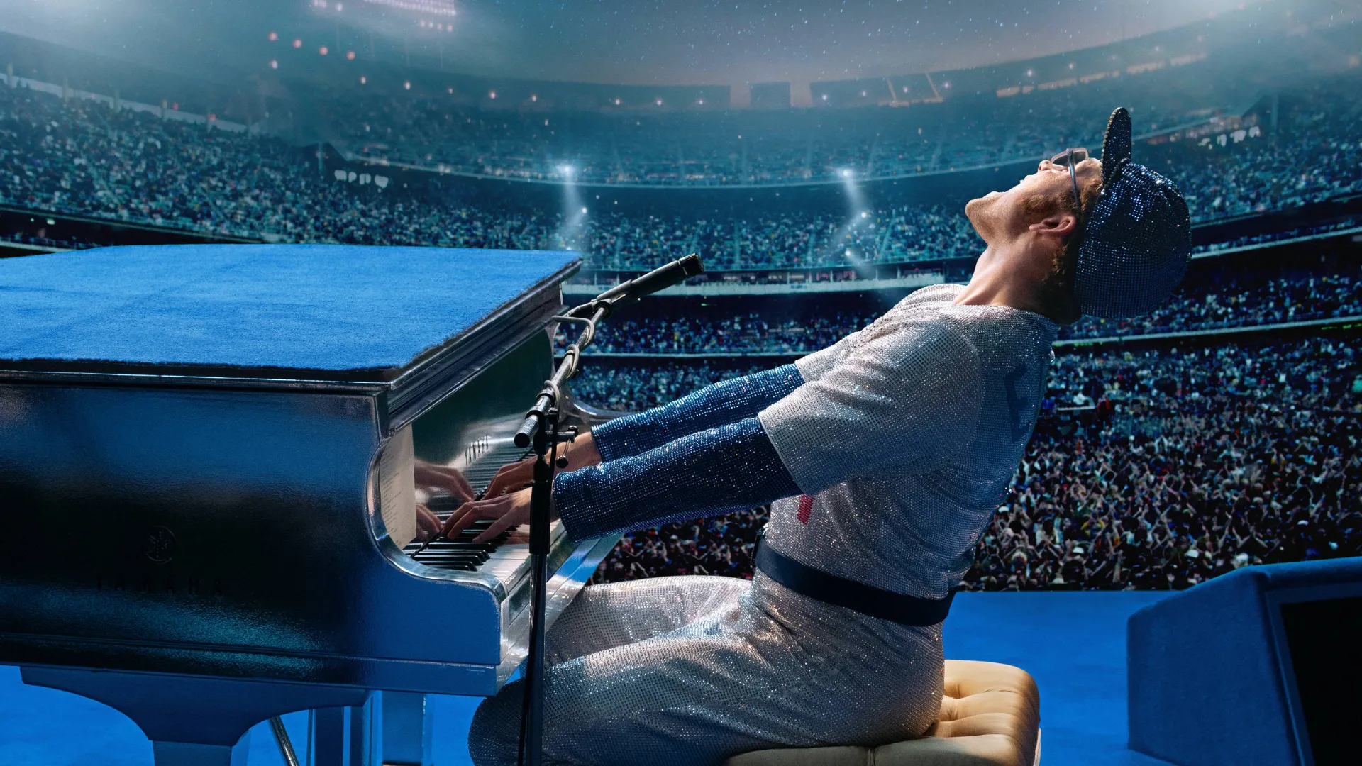 Taron Egerton tocando el piano como Elton John 