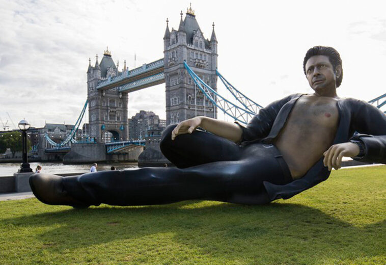Estatua gigante de Jeff Goldblum celebra 25 años de Jurassic Park