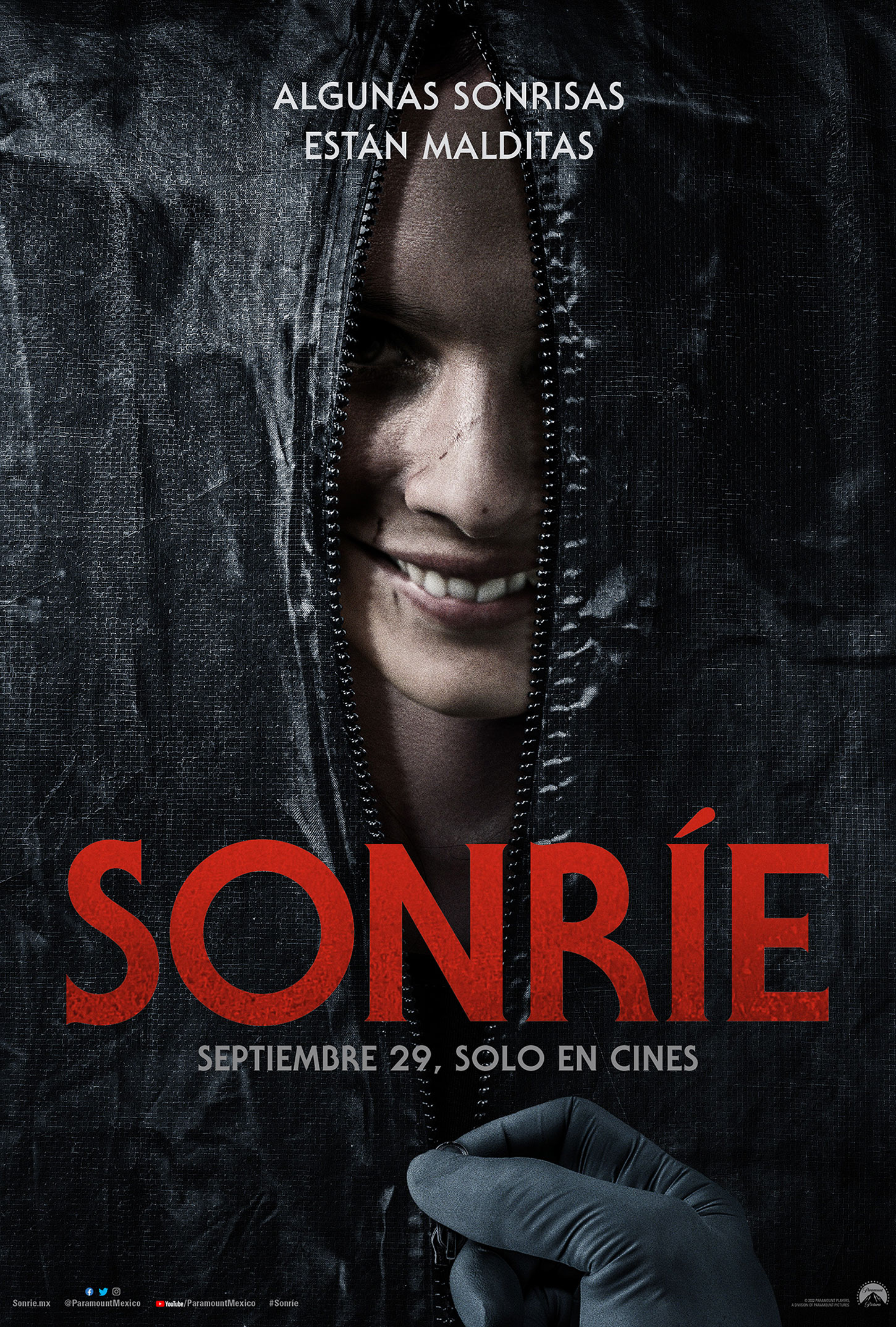 sonrie nuevo poster en espanol