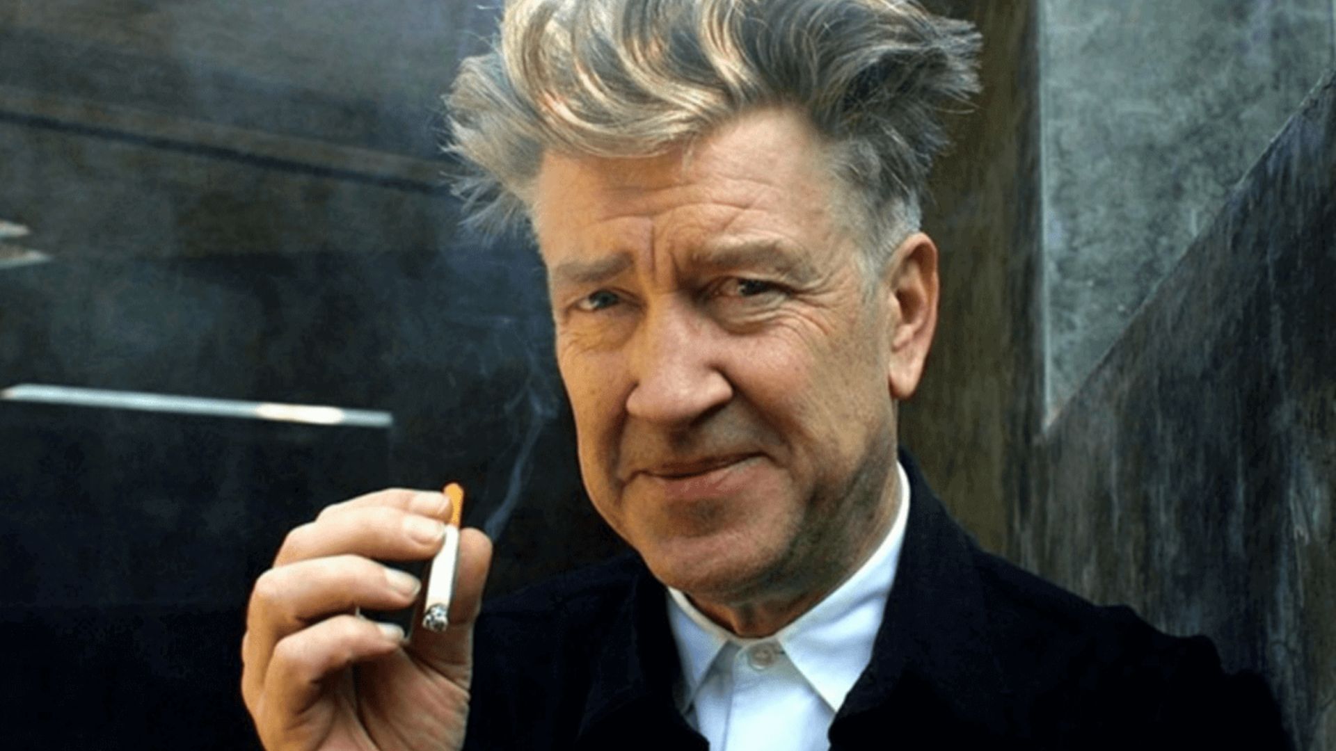 retrato de david lynch con cigarro en mano