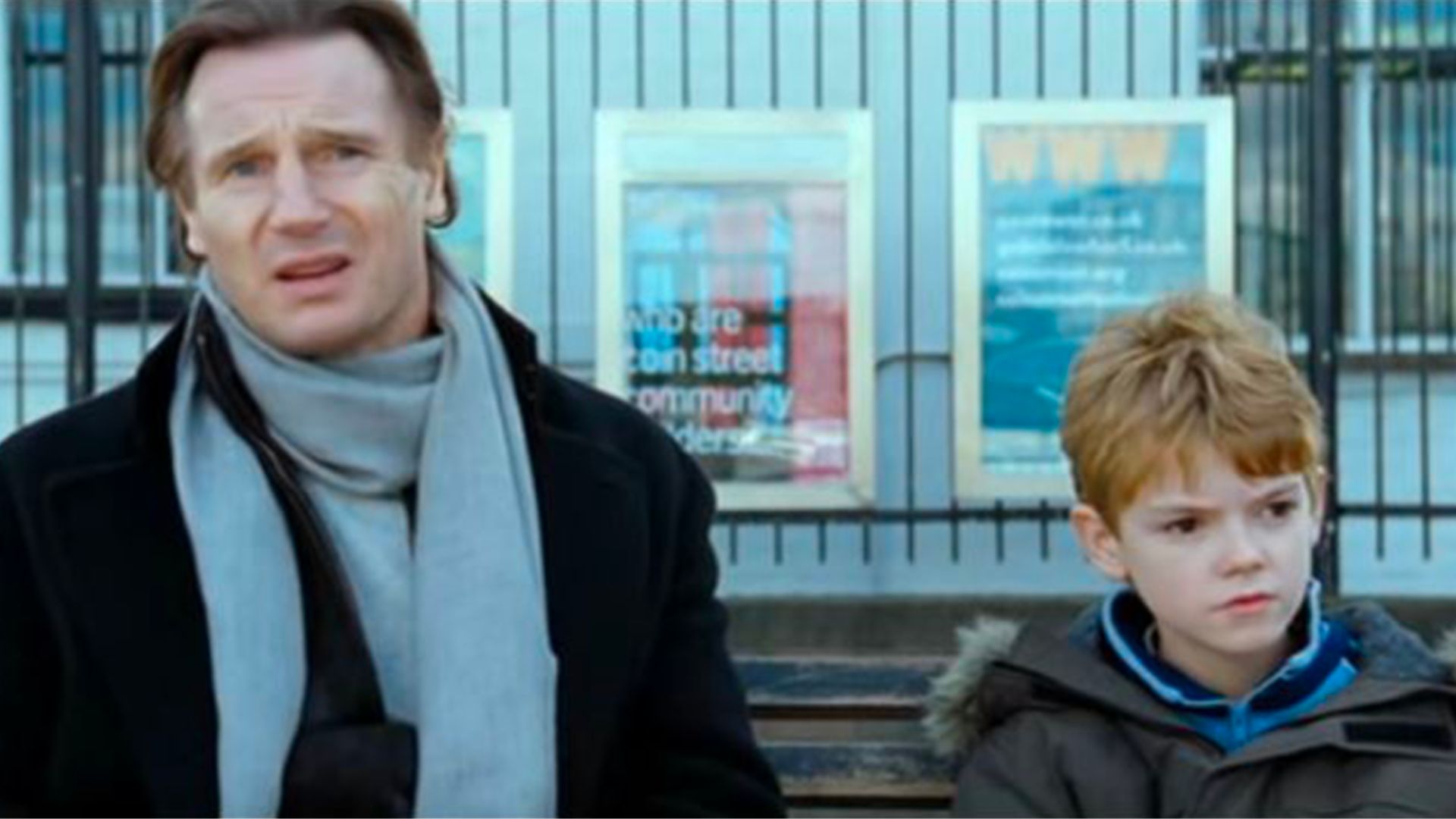 Thomas Brodie-Sangster y Liam Neeson Realmente amor 