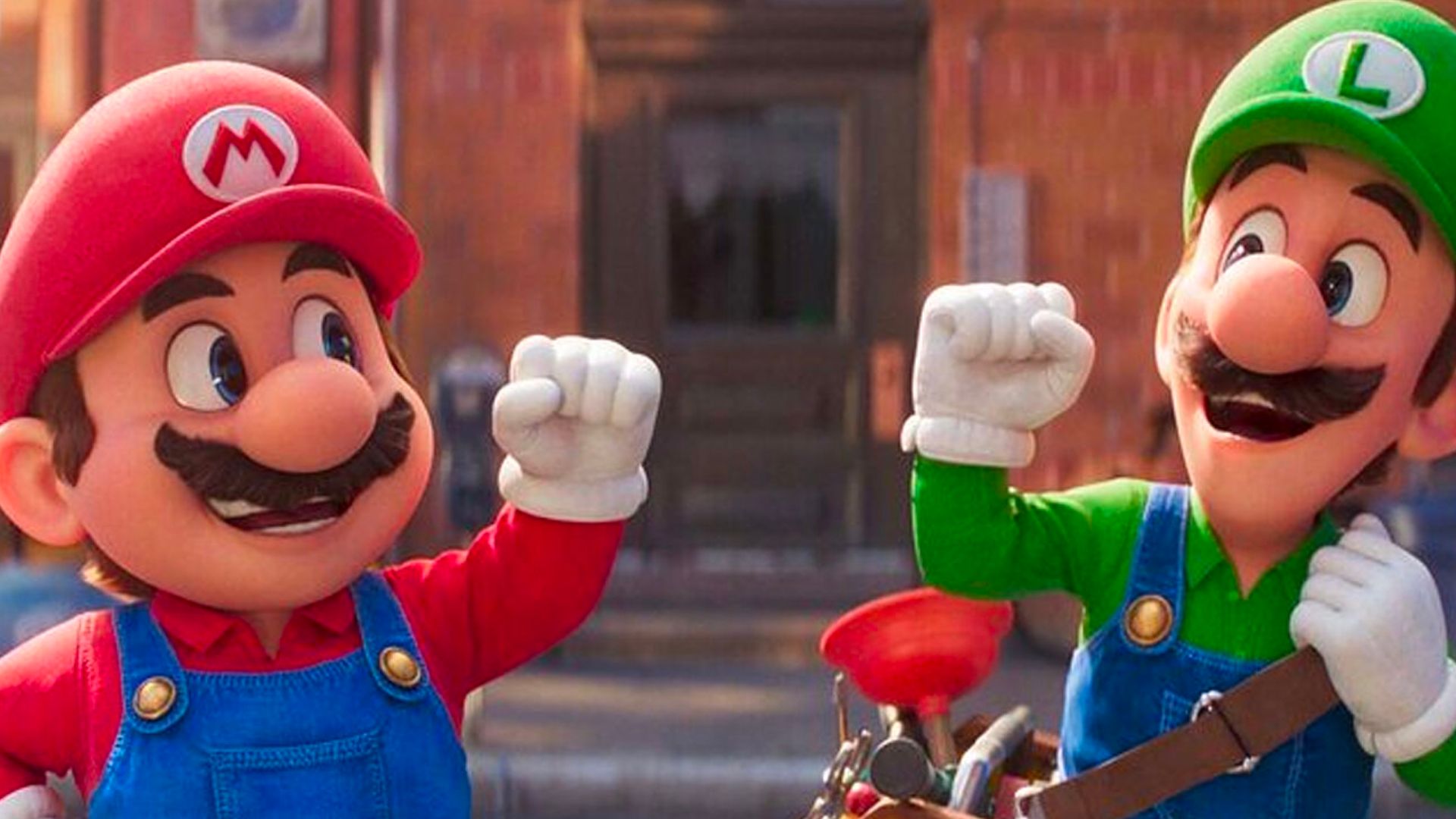 Mario y Luigi chocando puños en escena de su pelicula animada