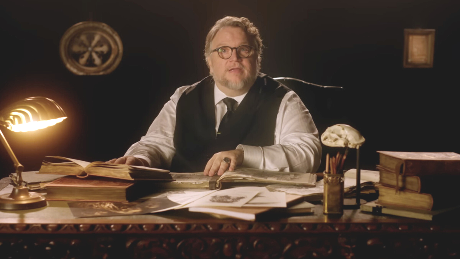 Guillermo del Toro sentado