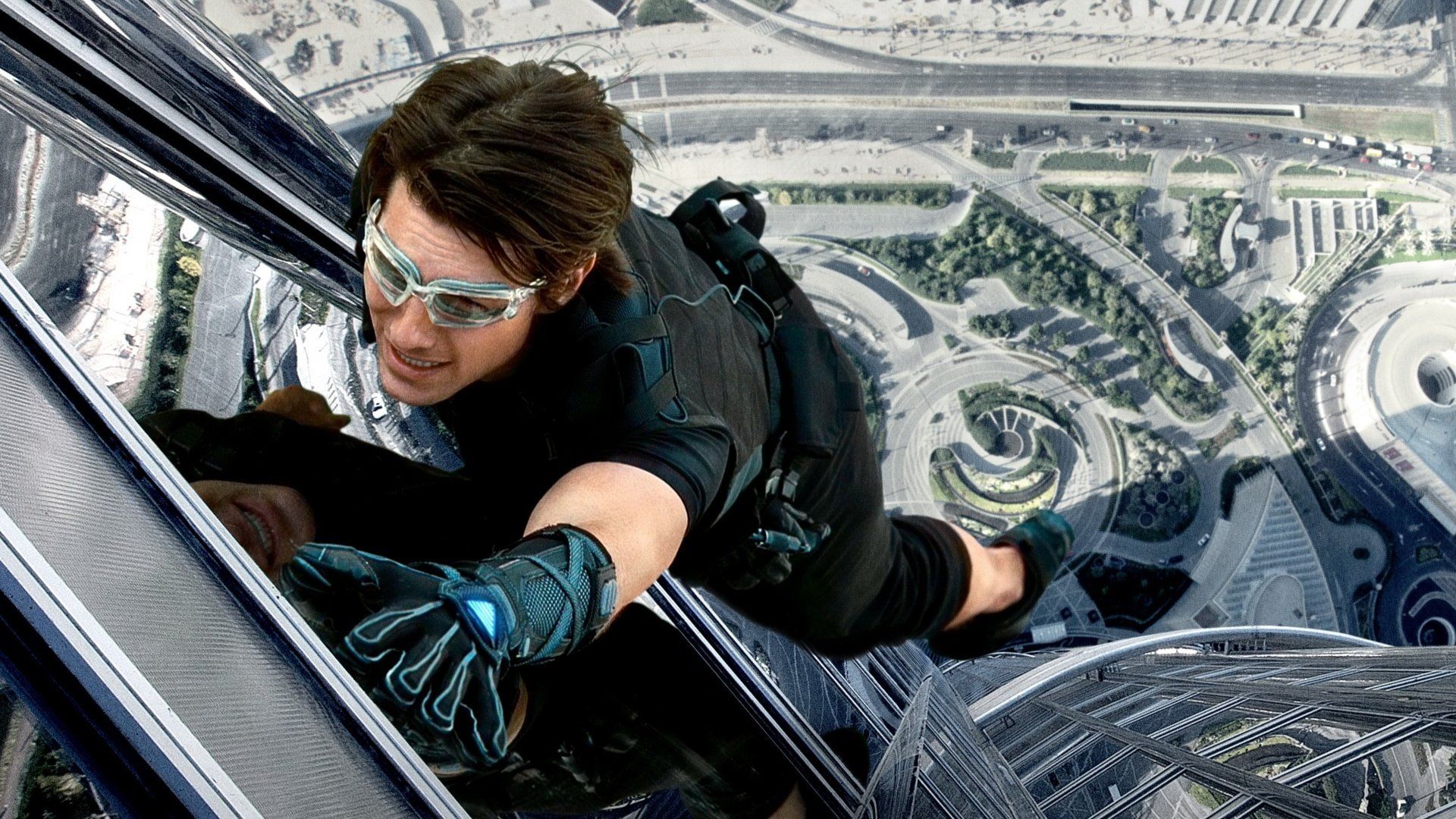 Tom Cruise escala edificio en Misión Imposible 
