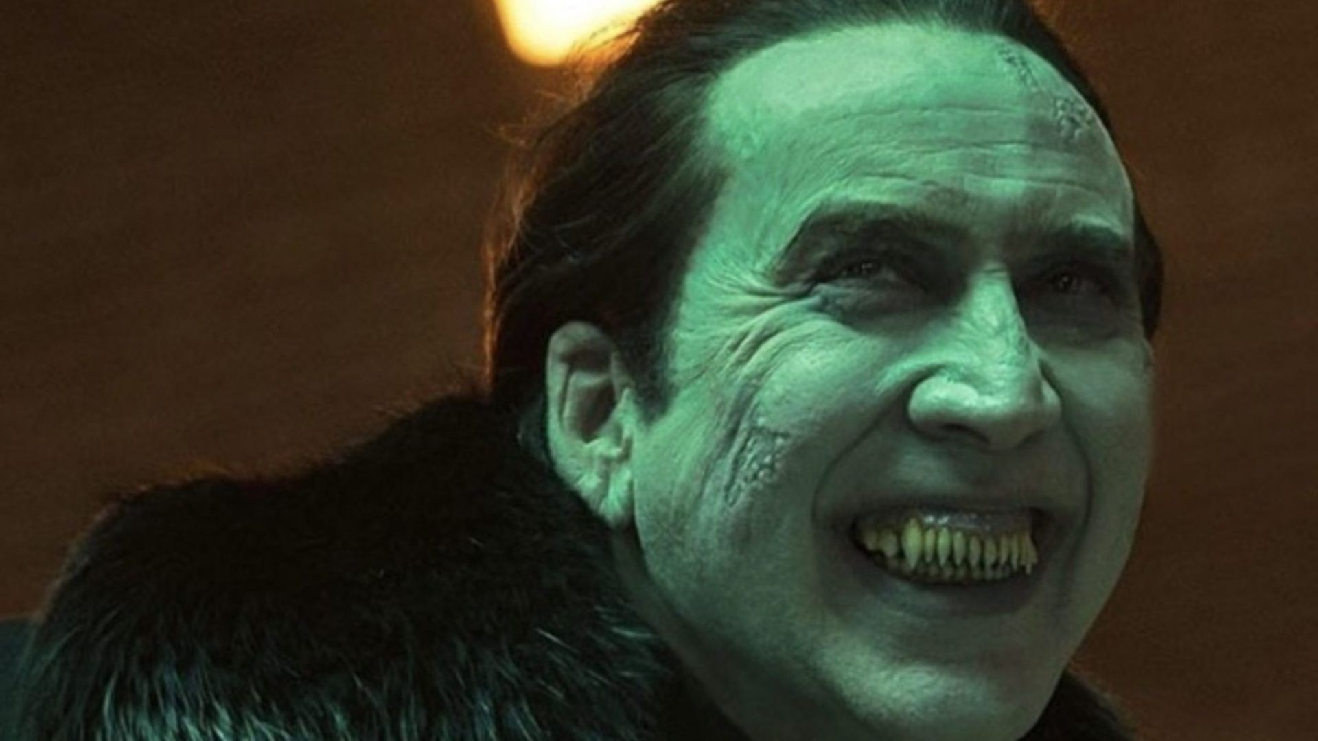 Nicolas cage sonriendo como Dracula en la nueva pelicula renfield