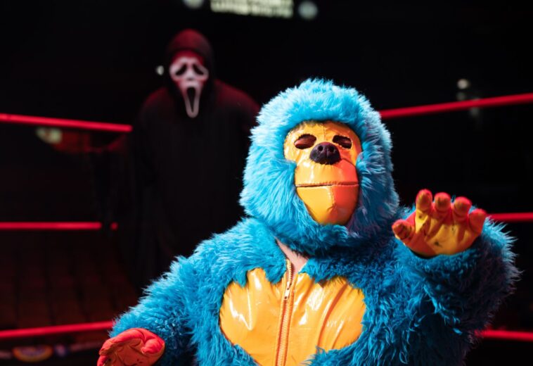 ¡De dos a tres caídas! Ghostface, de Scream VI, sorprende a fans de la lucha libre en México