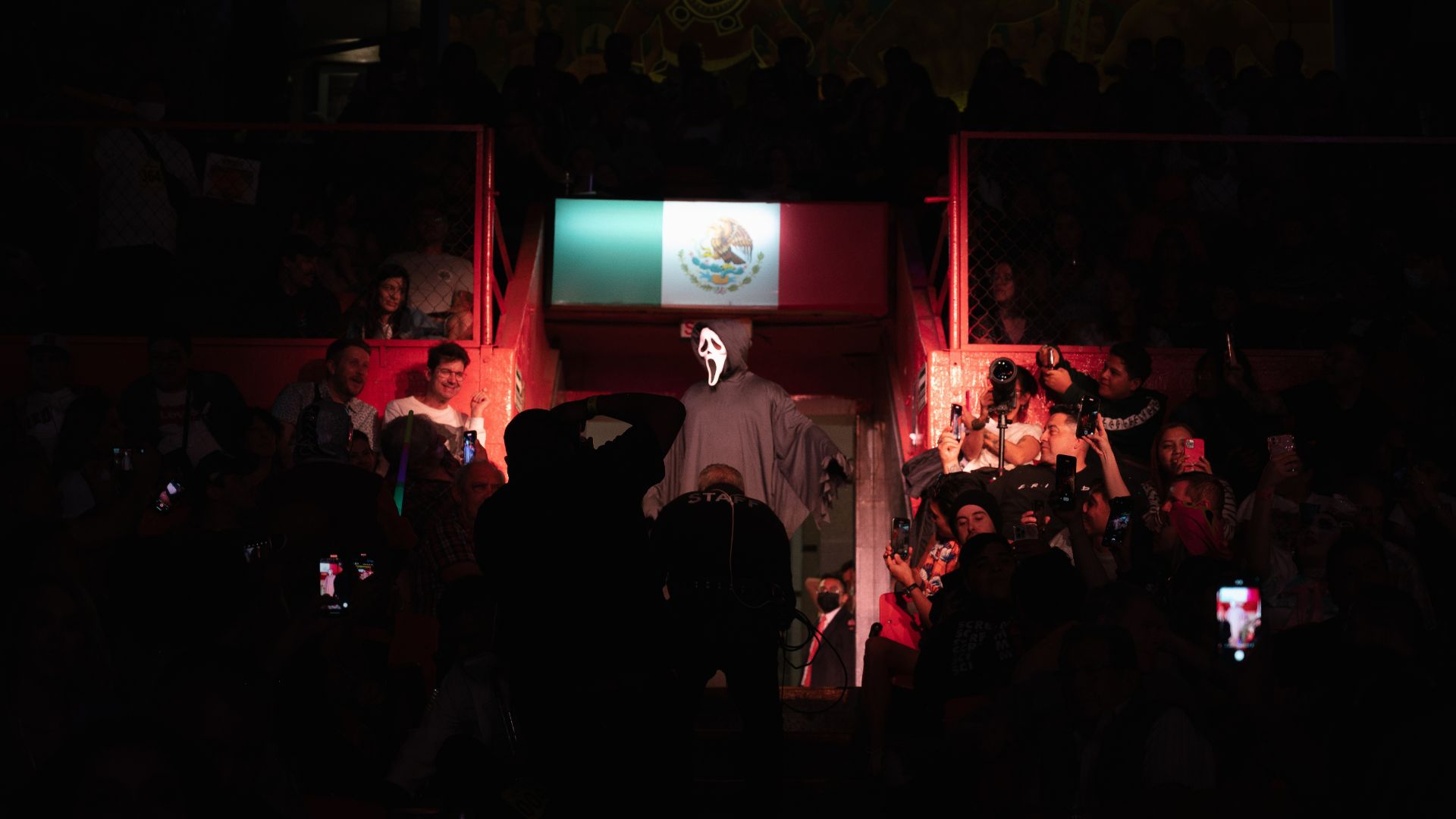scream 6 ghostface visita arena mexico lucha libre cmll stunt publicitar.. [4]