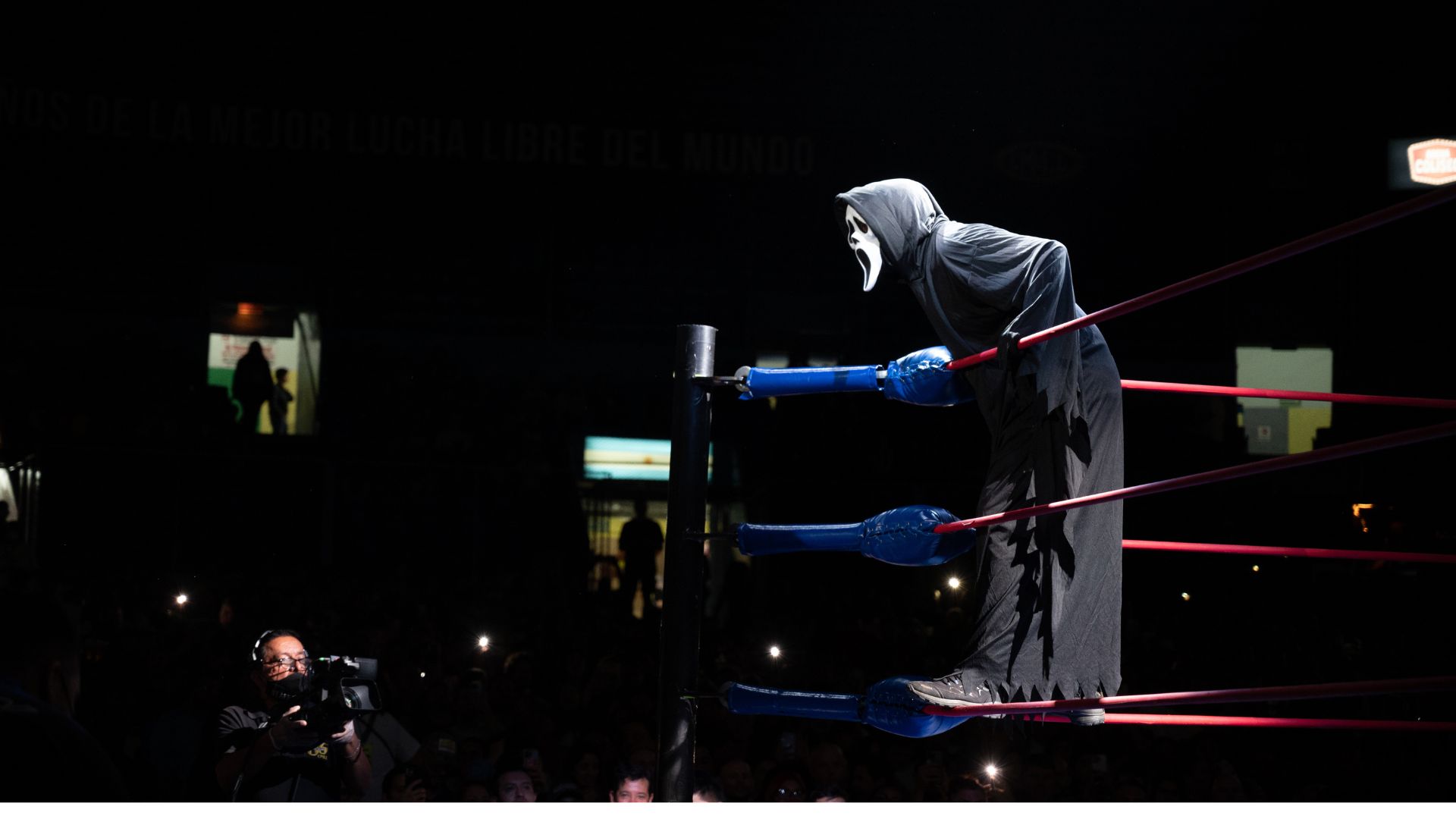 scream 6 ghostface visita arena mexico lucha libre cmll stunt publicitar.. [6]