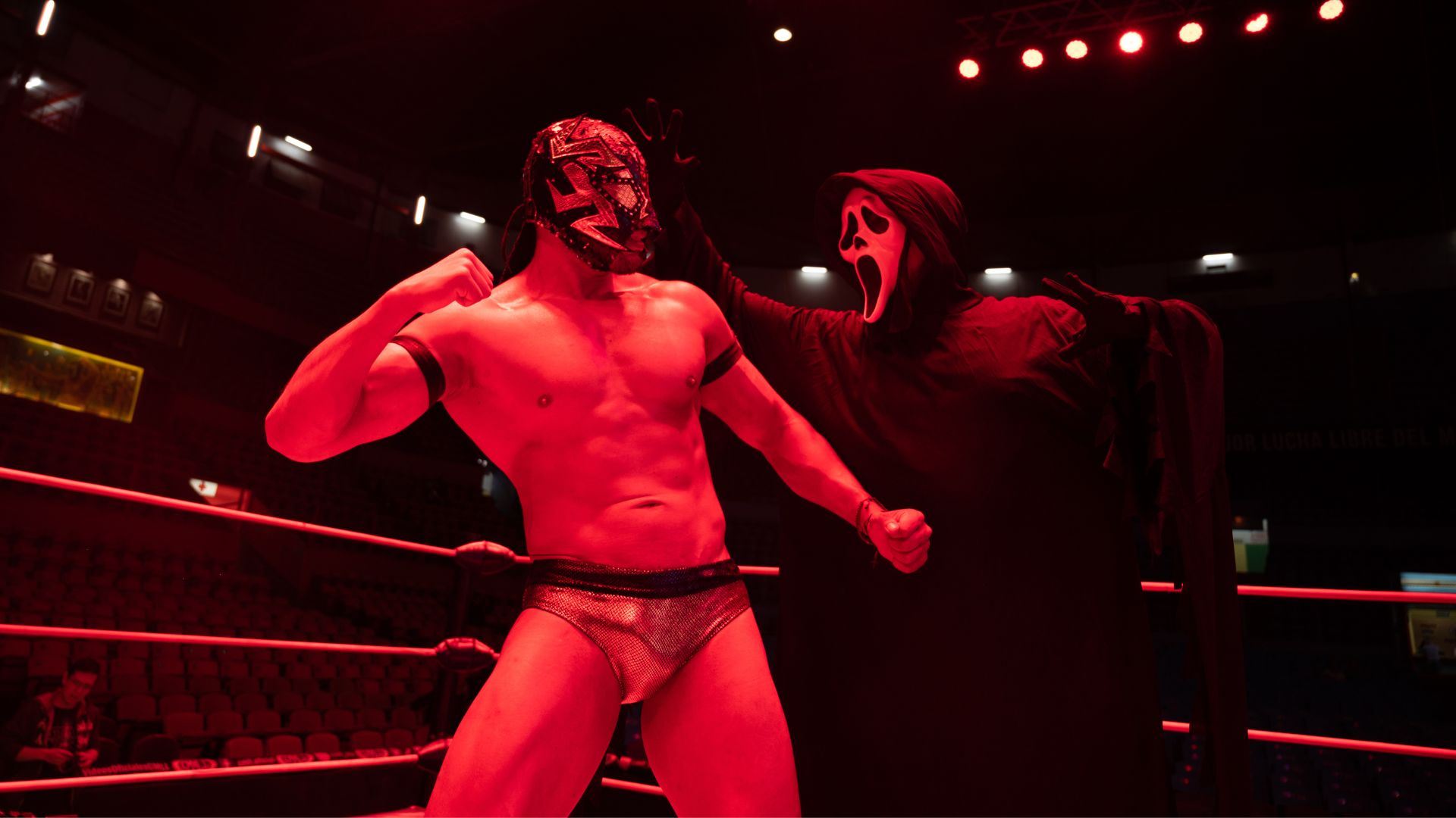 scream 6 ghostface visita arena mexico lucha libre cmll stunt publicitar.. [7]