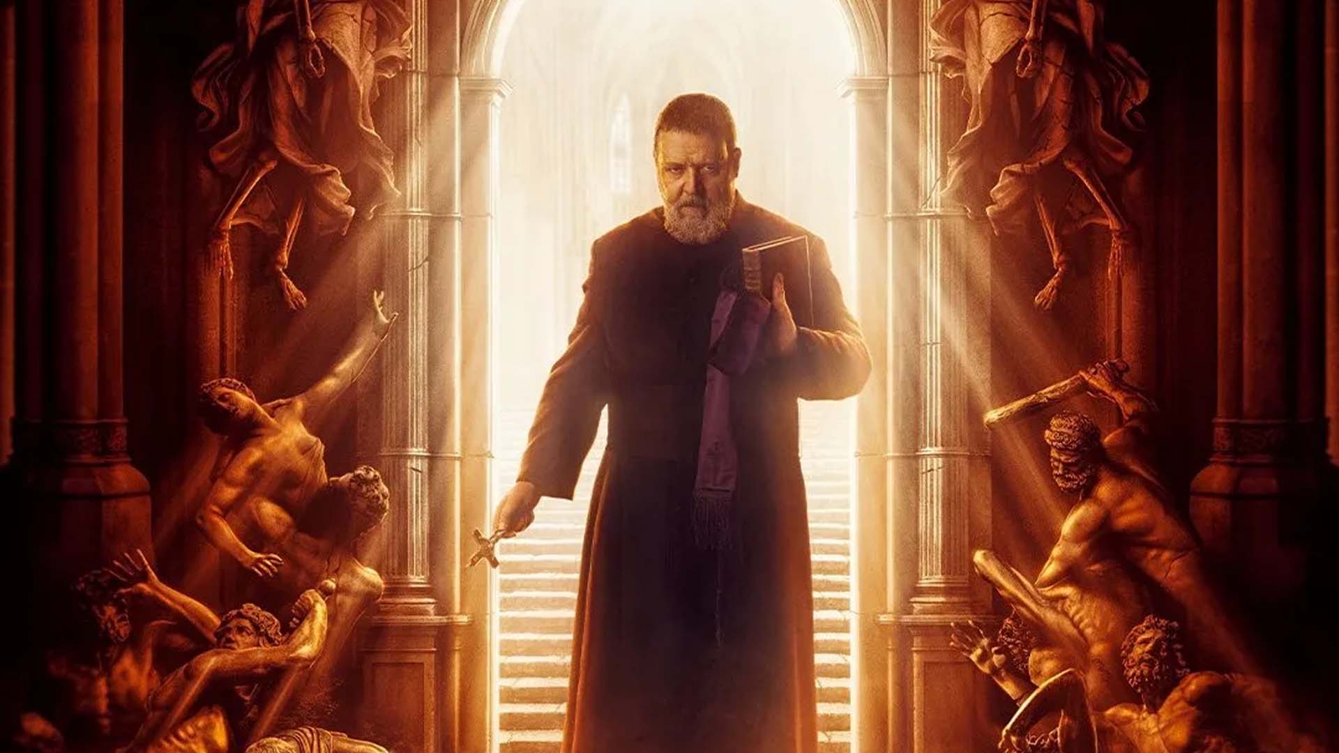 Russell Crowe como el padre Amorth en póster El exorcista del Papa