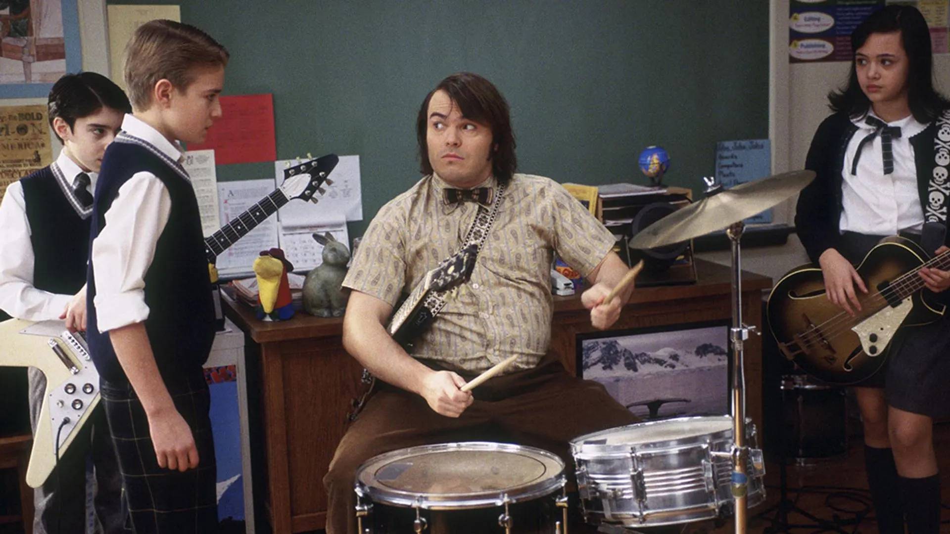 Jack Black tocando la batería en Escuela de rock de Richard Linklater