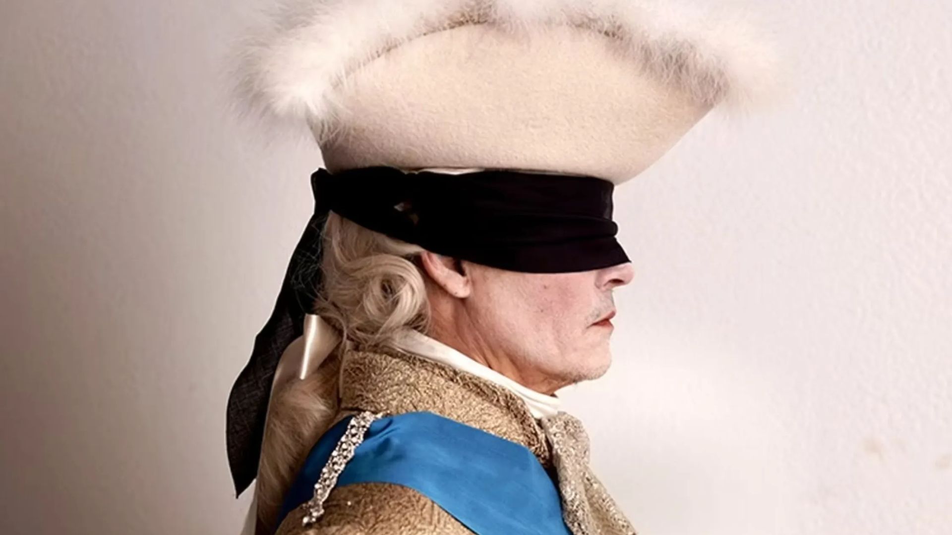 Imagen de Johnny Depp como Luis XV con los ojos vendados en Jeanne du Barry que abrirá Cannes 2023