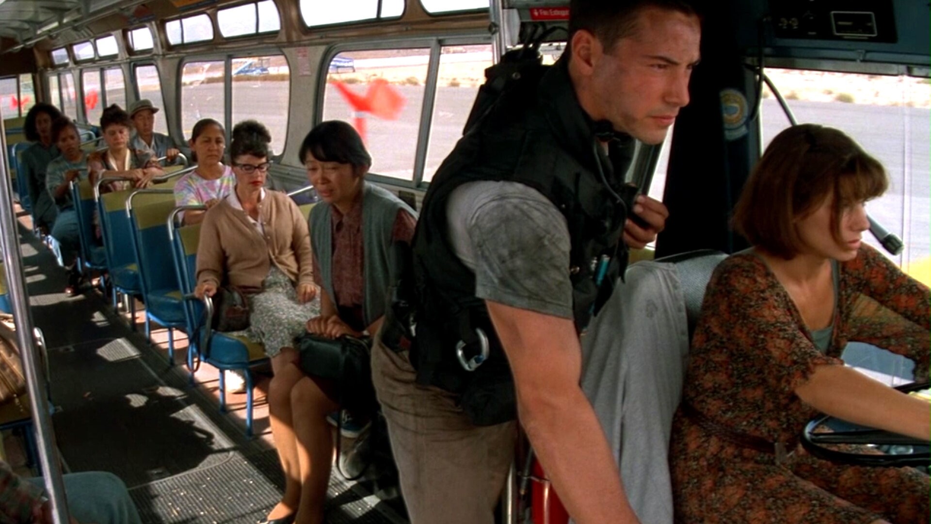 Keanu Reeves y Sandra Bullock en Speed Máxima velocidad escena autobus