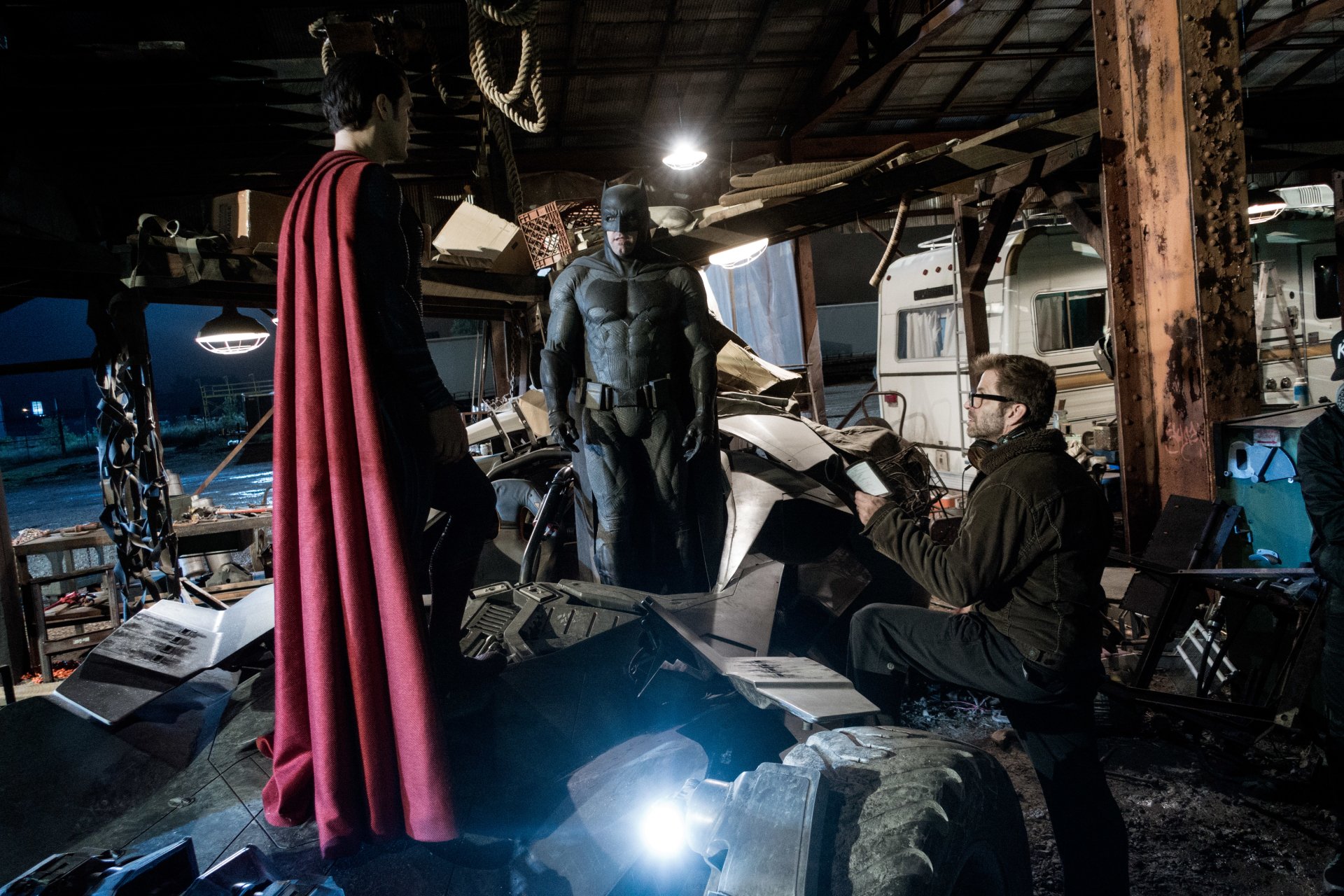 Zack Snyder con Henry Cavill y Ben Affleck en el set de Batman vs Superman