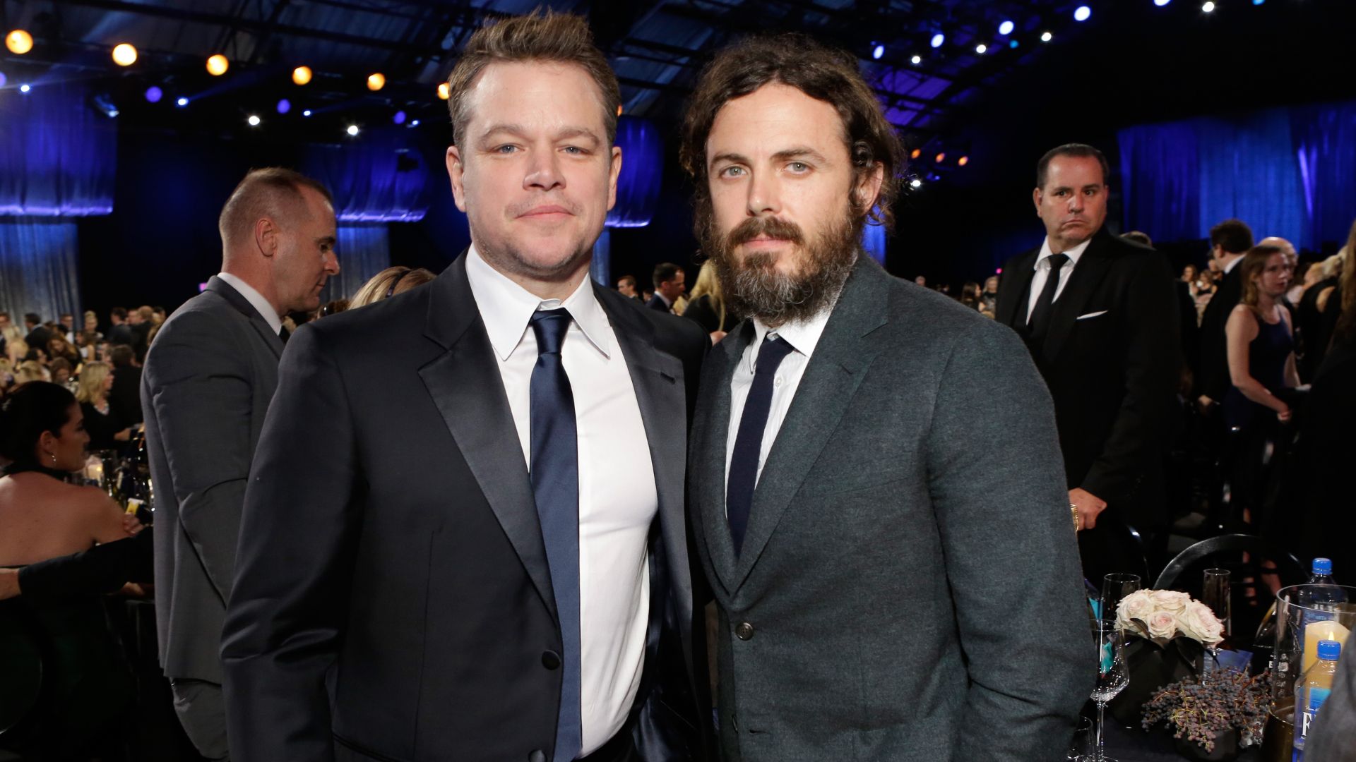 Matt Damon y Casey Affleck posan juntos en una ceremonia de premios.