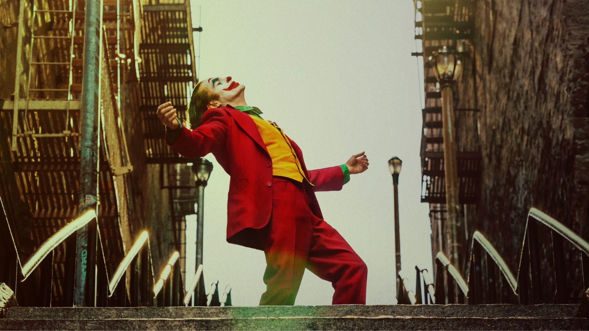Joaquin Phoenix bailando como el Joker en la pelicula original ganadora del Oscar 