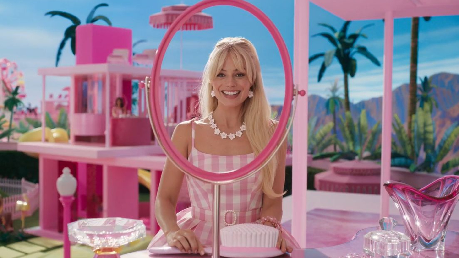 barbie-película-margot-robbie-vestido-rosa-mirándose-al-espejo