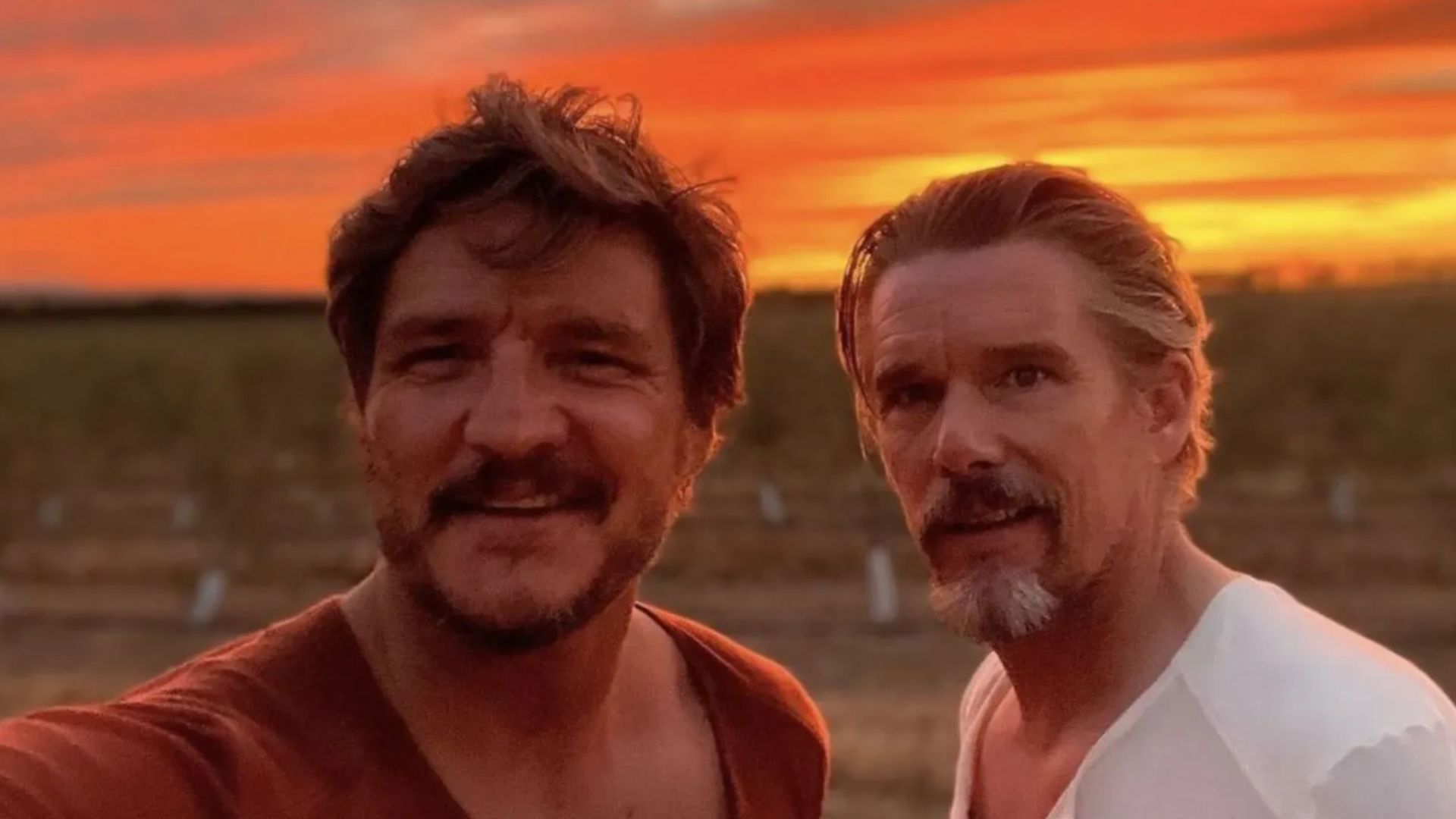 Pedro Pascal y Ethan Hawke se toman selfie en set de Stranger Way of Life