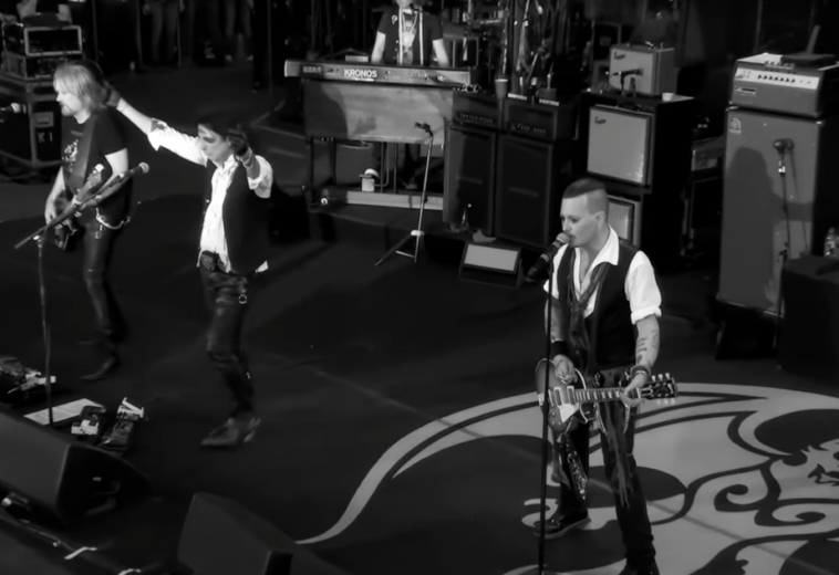 ¡Ouch! Por lesionarse el tobillo, Johnny Depp pospone conciertos con su banda Hollywood Vampires