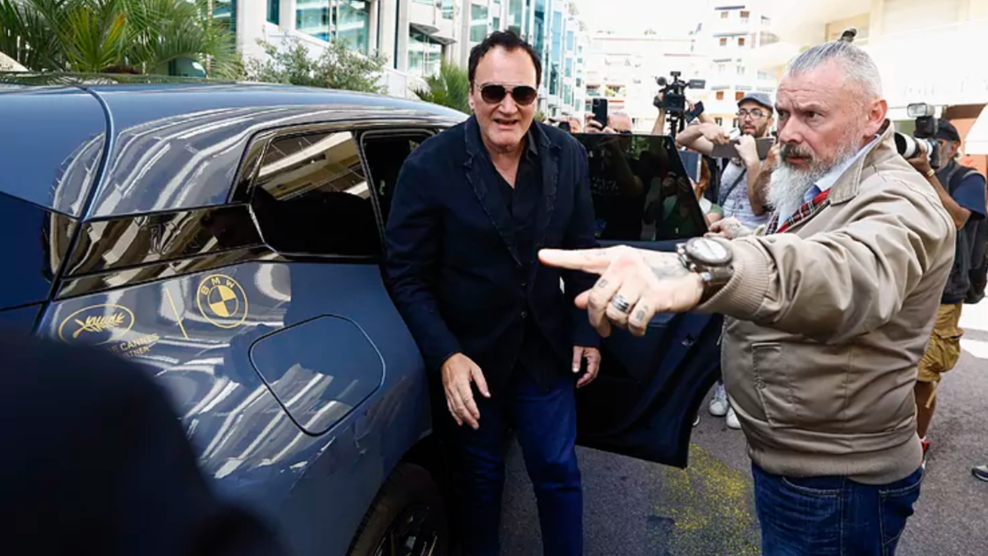 Quentin Tarantino llegando en un BMW a Cannes 2023