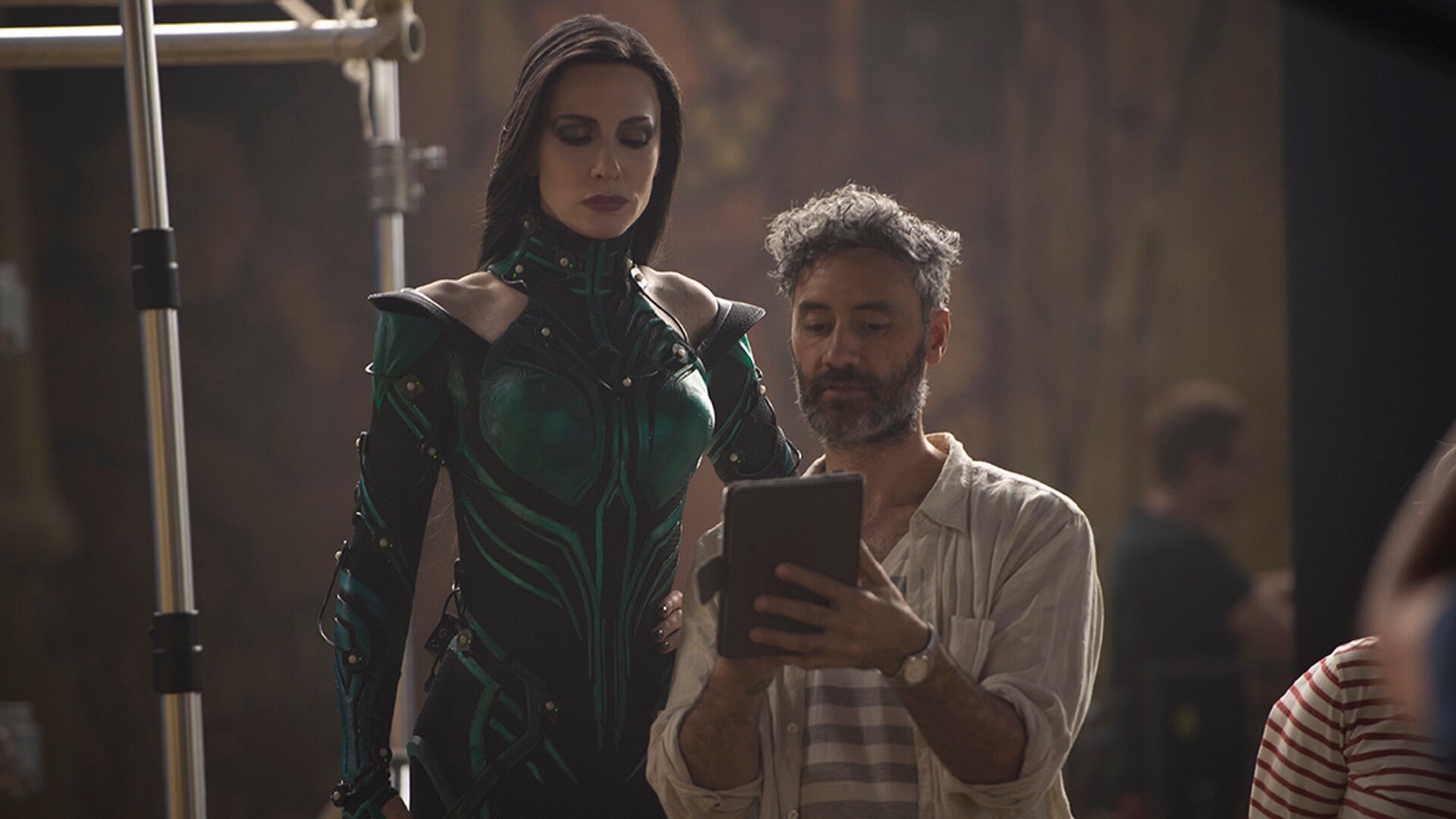 Taika Waititi dirigiendo a Cate Blanchett en Thor Ragnarok de Marvel