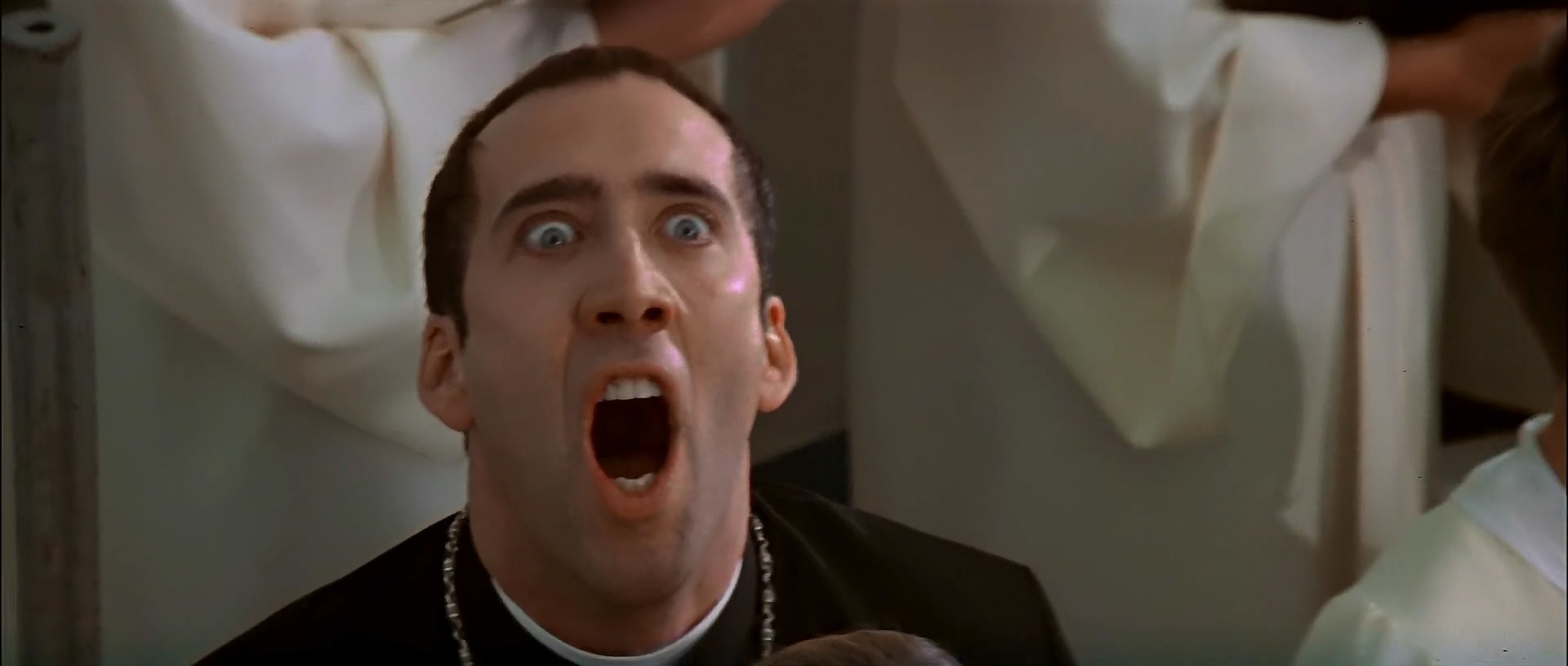 Nicolas Cage Contracara FaceOff escena canto iglesia