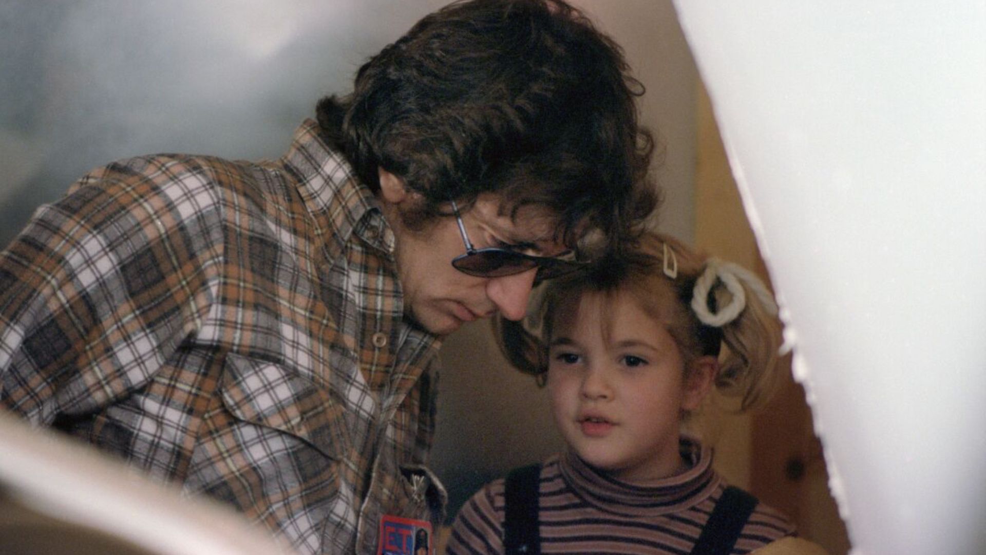 Drew Barrymore y Steven Spielberg son como padre e hija