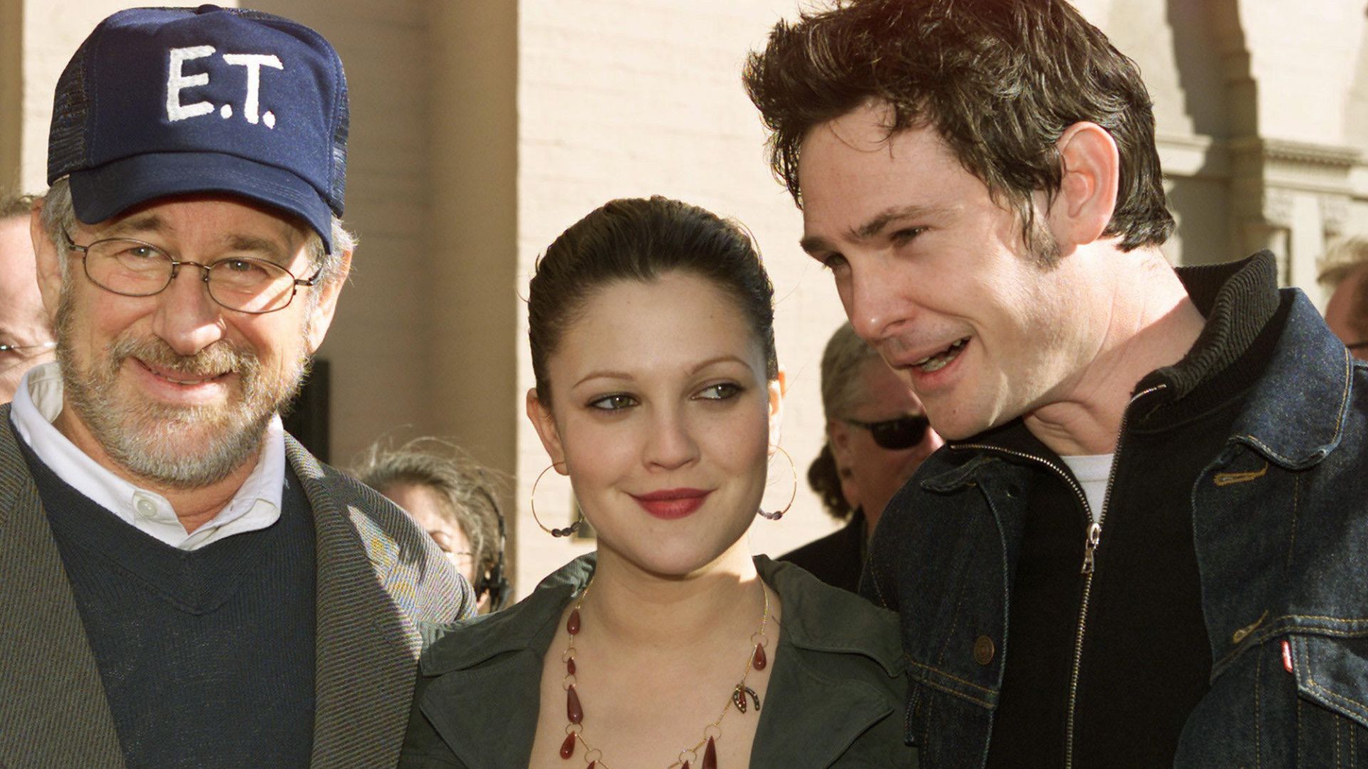 Drew Barrymore y Steven Spielberg son como padre e hija