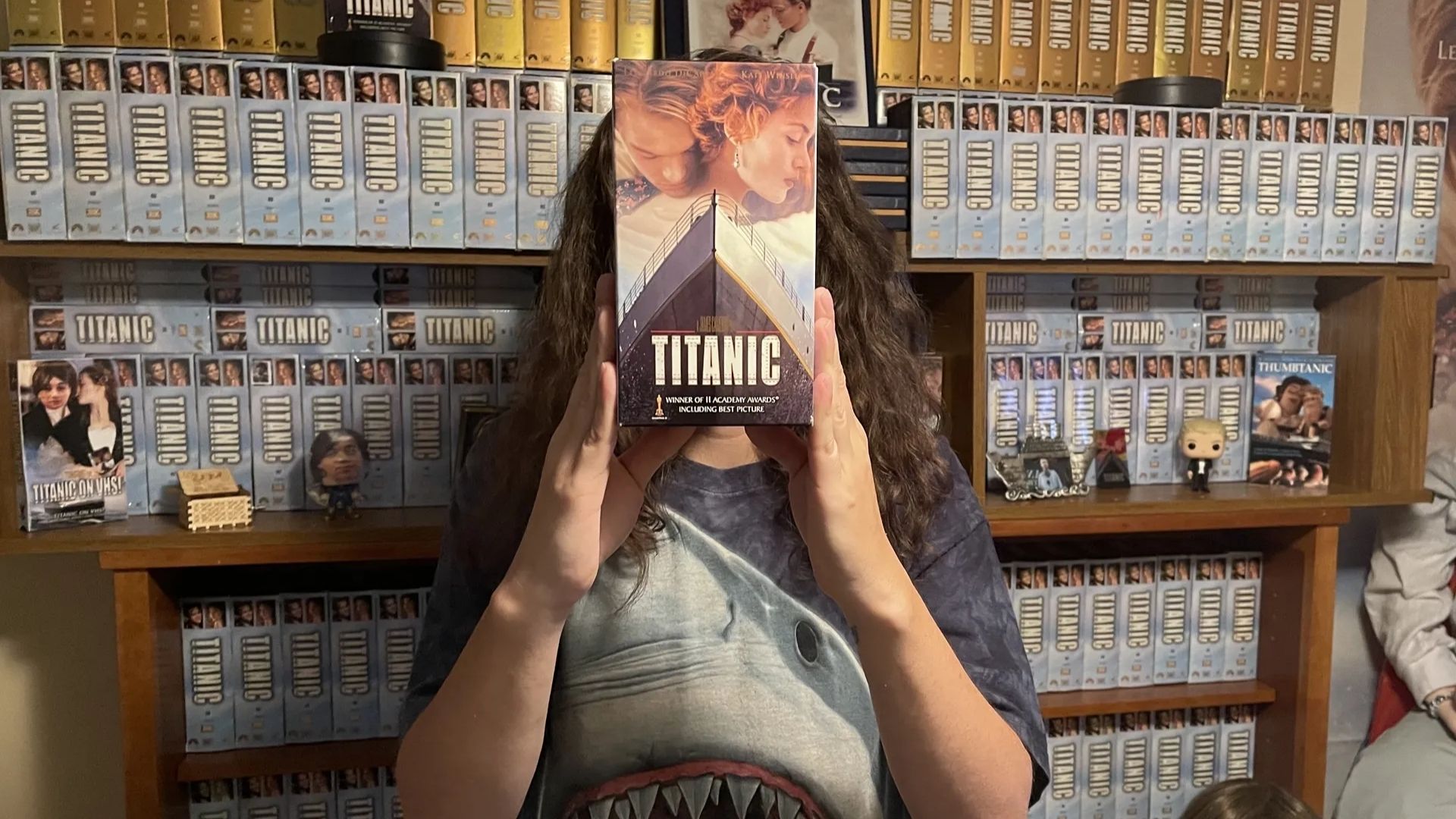 Fan con miles de películas de Titanic en VHS