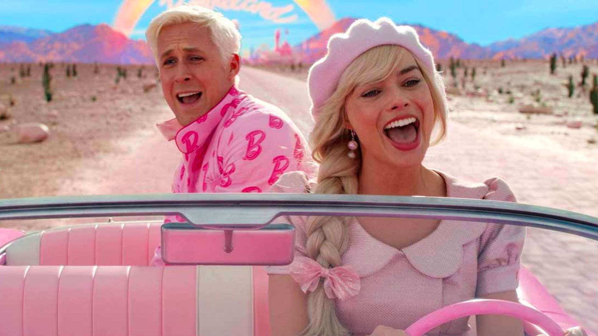 Barbie y Ken en el auto rosa