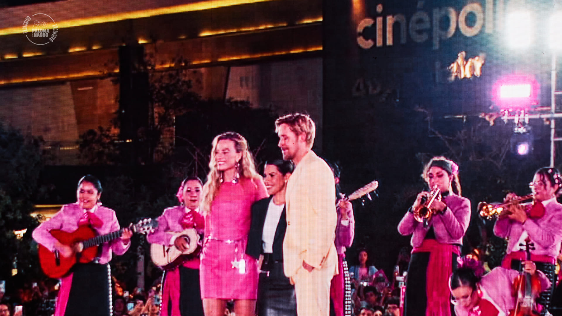 Margot Robbie y Ryan Gosling con mariachis en México
