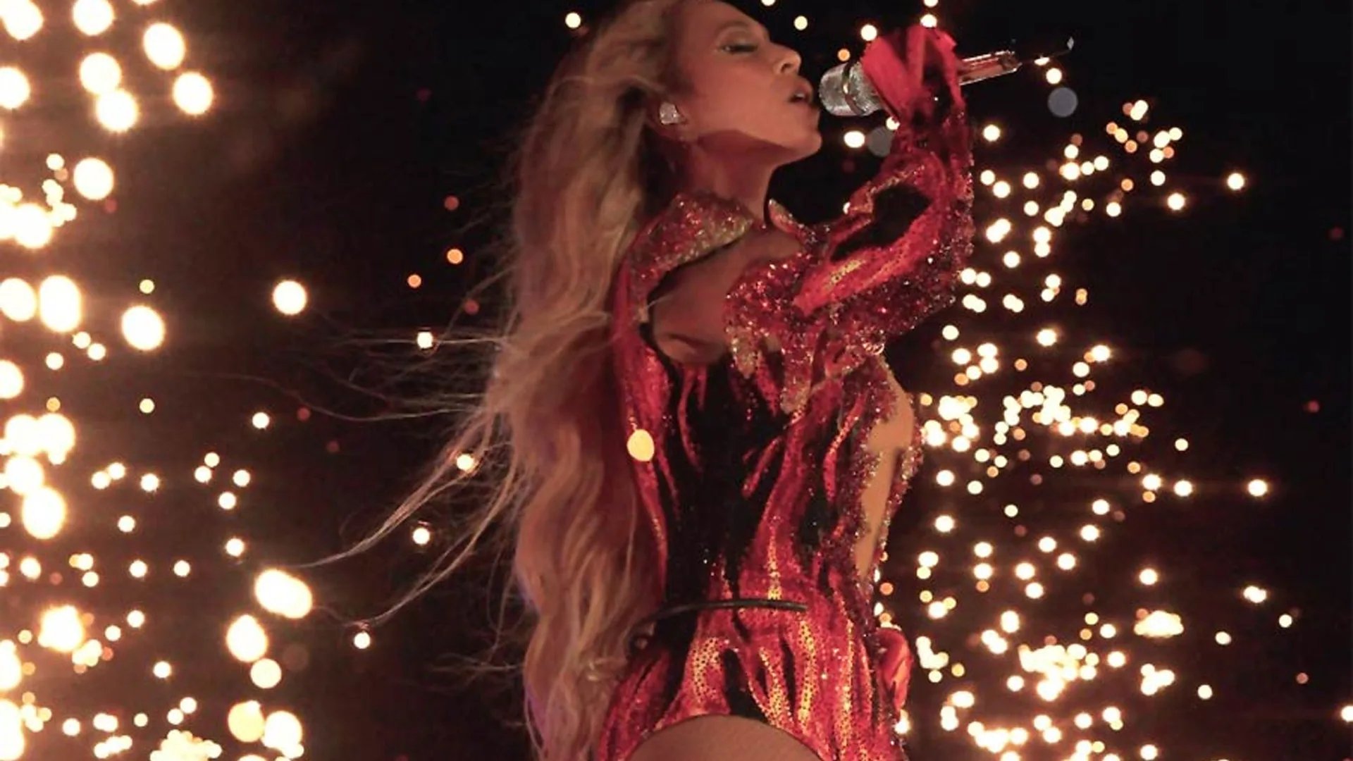 Beyoncé vestido rojo cantando
