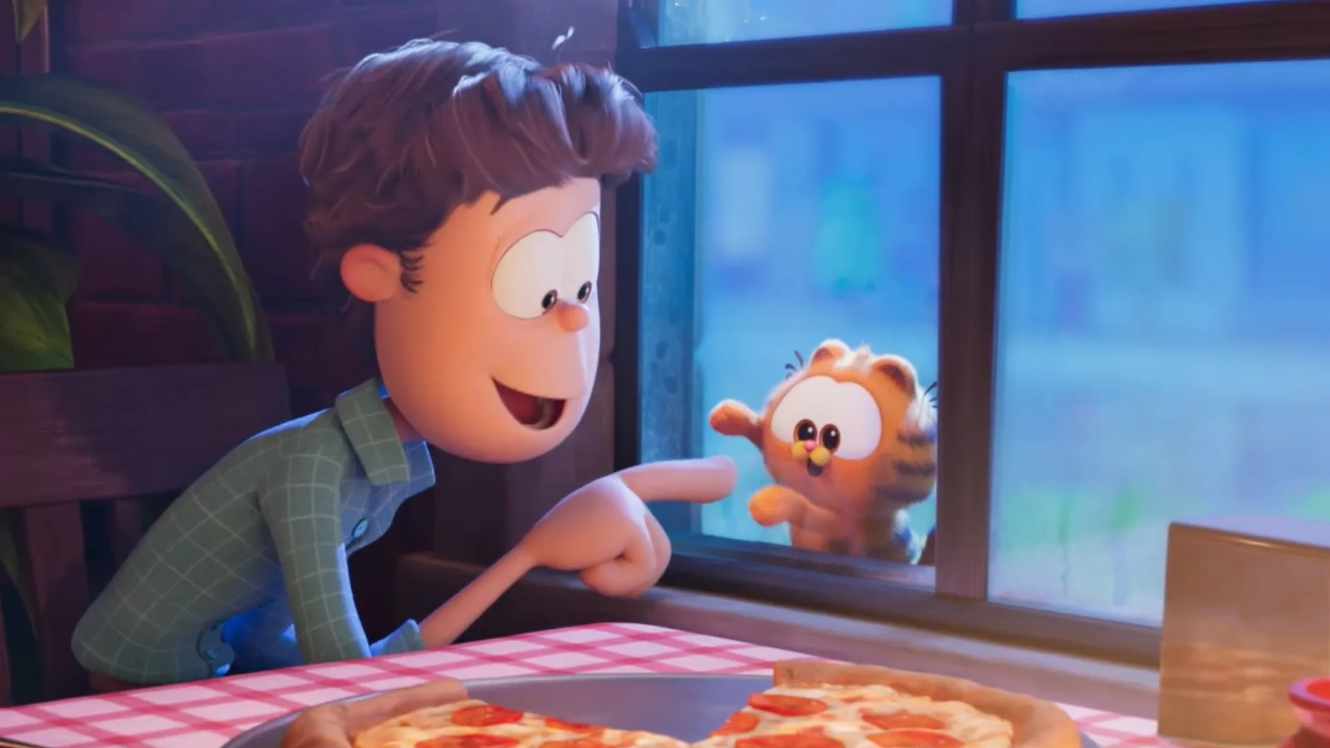 Garfield bebé comiendo pizza