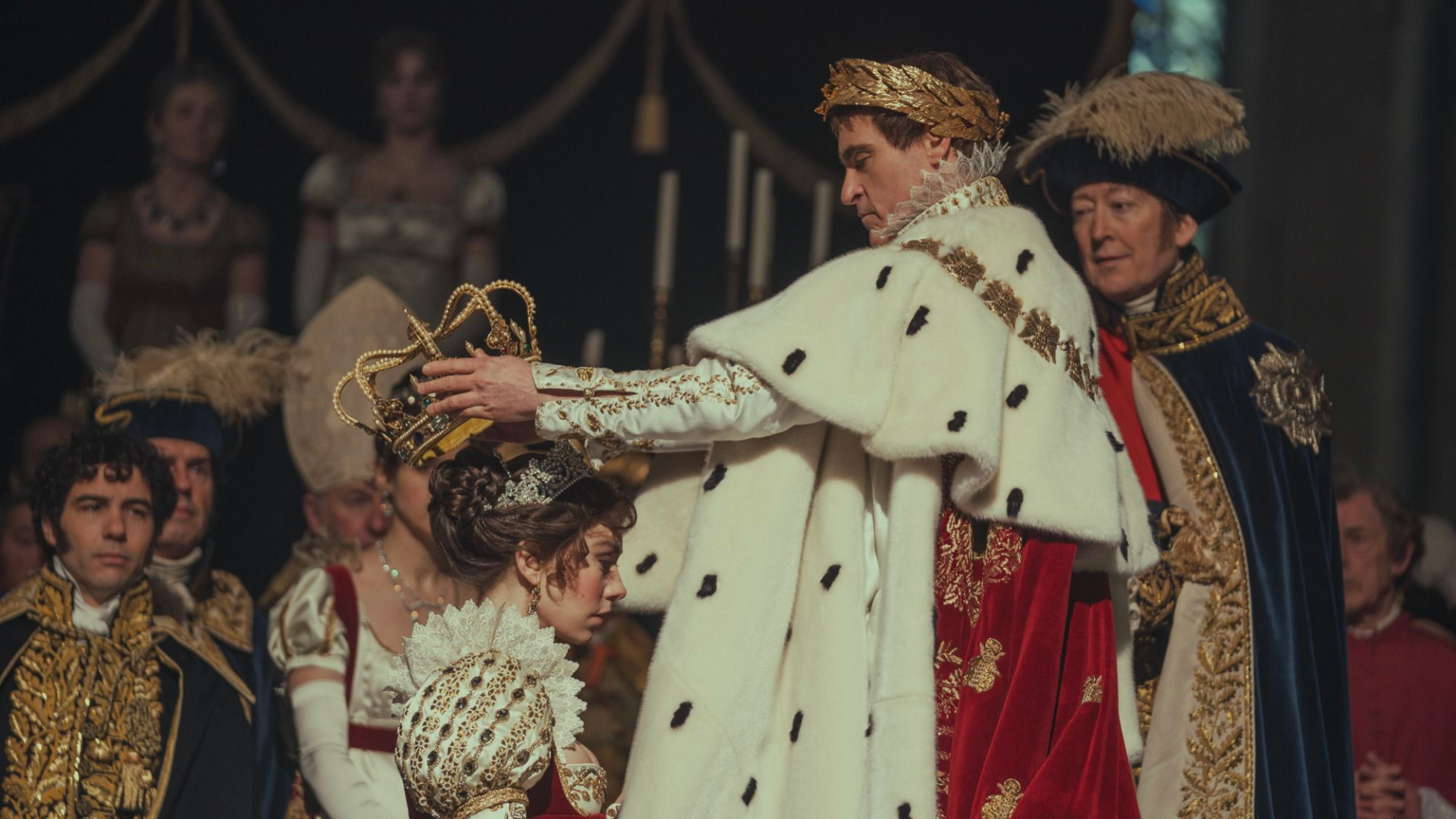 Joaquin Phoenix y Vanessa Kirby como los emperadores Napoleón y Josephine