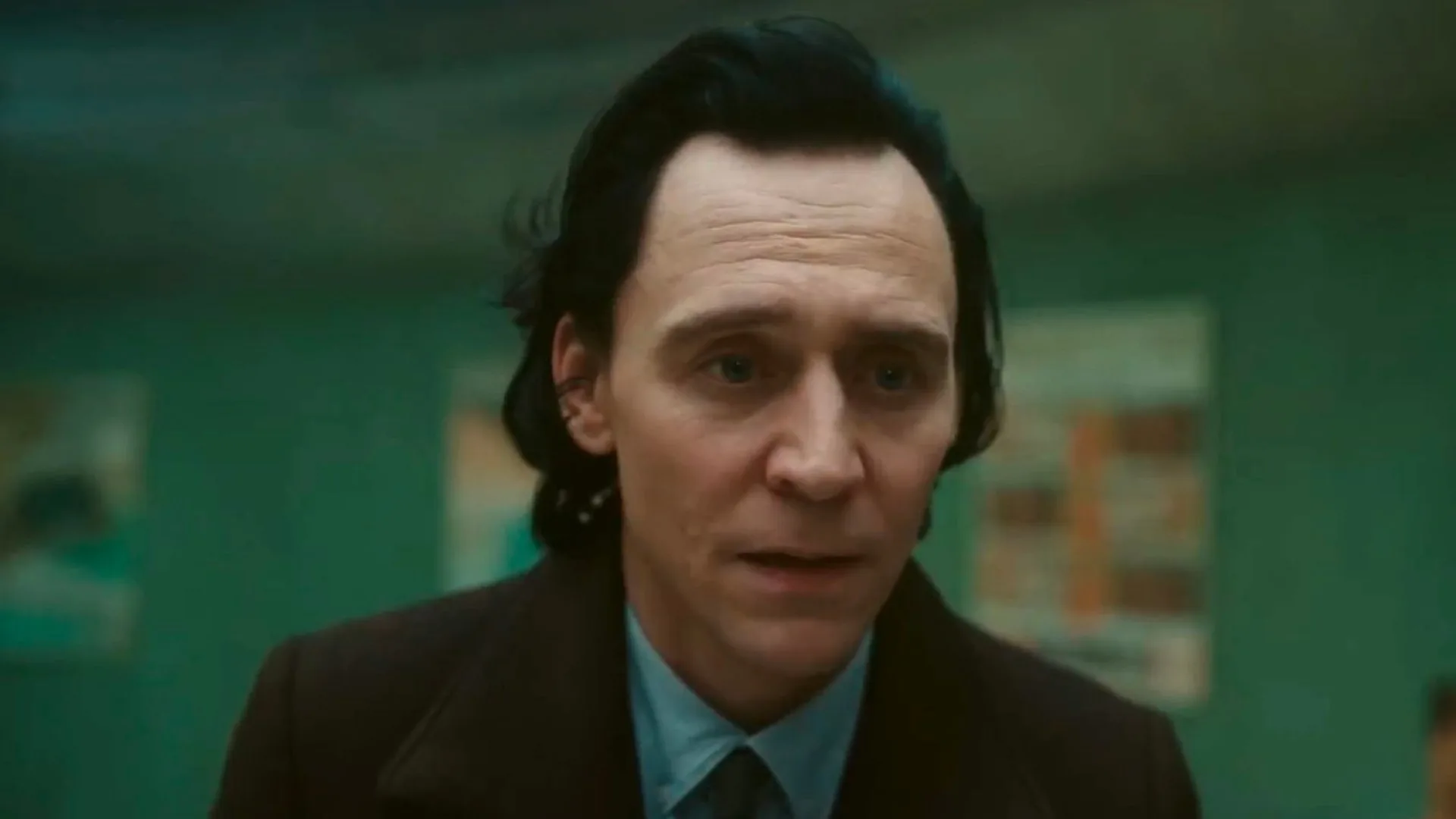 Tom Hiddleston como Loki, preocupado, serie