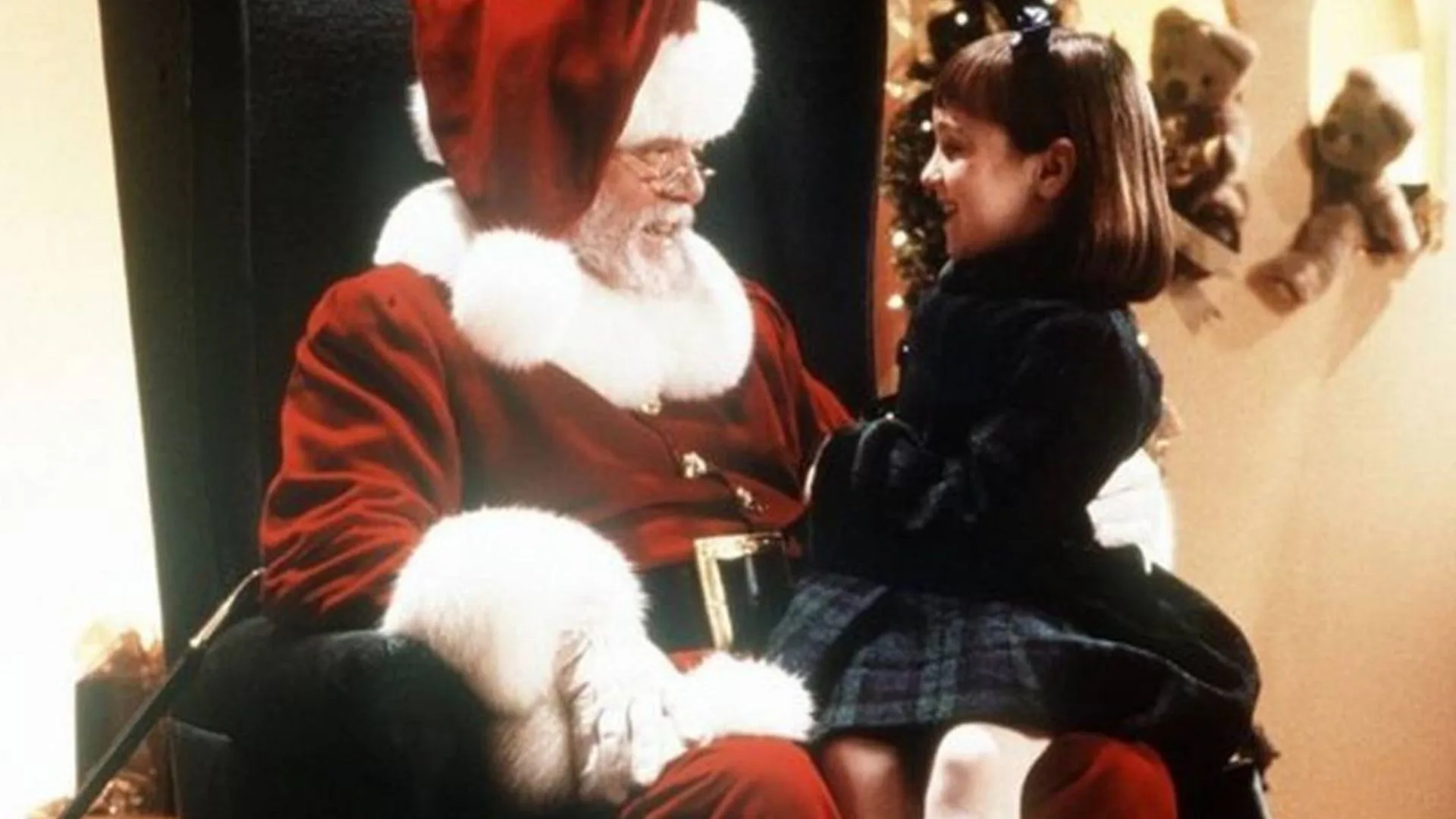 En Milagro en la calle 34 (1994) el Santa de Cole’s nos enseña que el buen corazón va más allá de la temporada invernal.