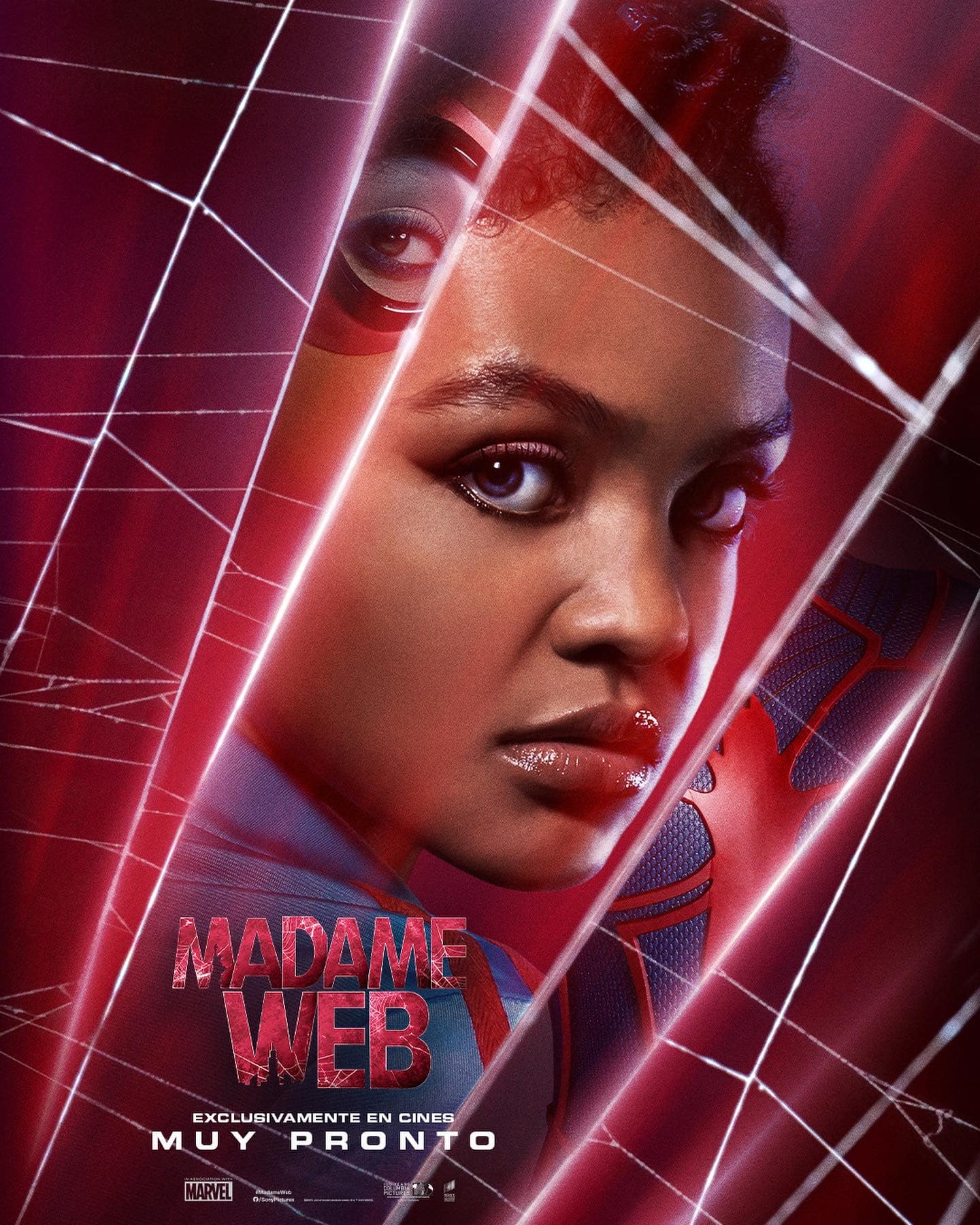 La promoción de la película Madame Web continúa, y ahora podemos ver a las protagonistas en unos nuevos pósters con su imagen.