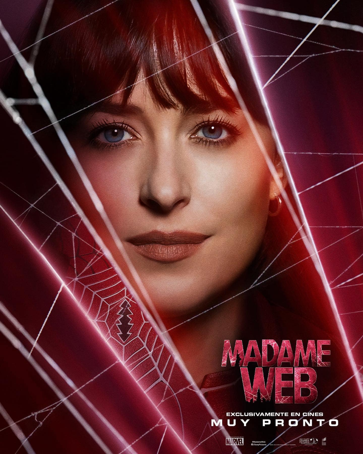 La promoción de la película Madame Web continúa,  y ahora podemos ver a las protagonistas en unos nuevos pósters con su imagen.