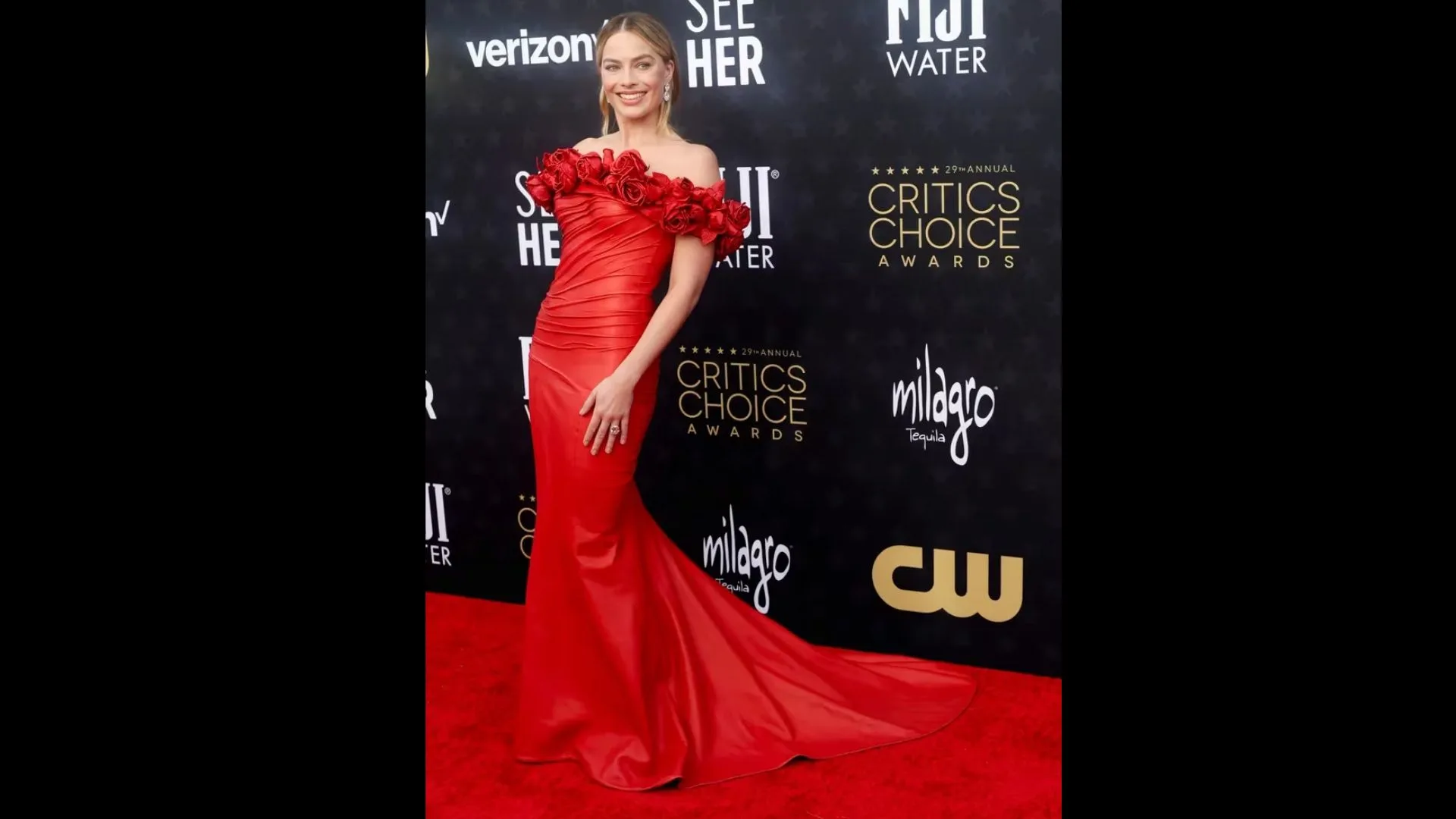 Margot Robbie en los  mejores looks de alfombra roja en los Critics Choice Awards 2024