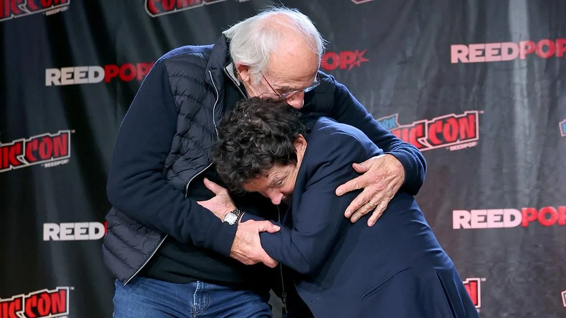 Michael J. Fox abrazo con Christopher Lloyd