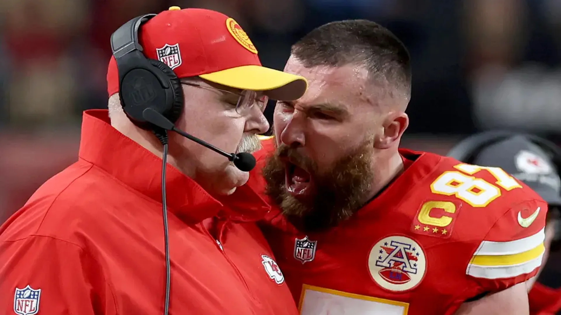 Super Bowl Travis Kelce gritando a entrenador