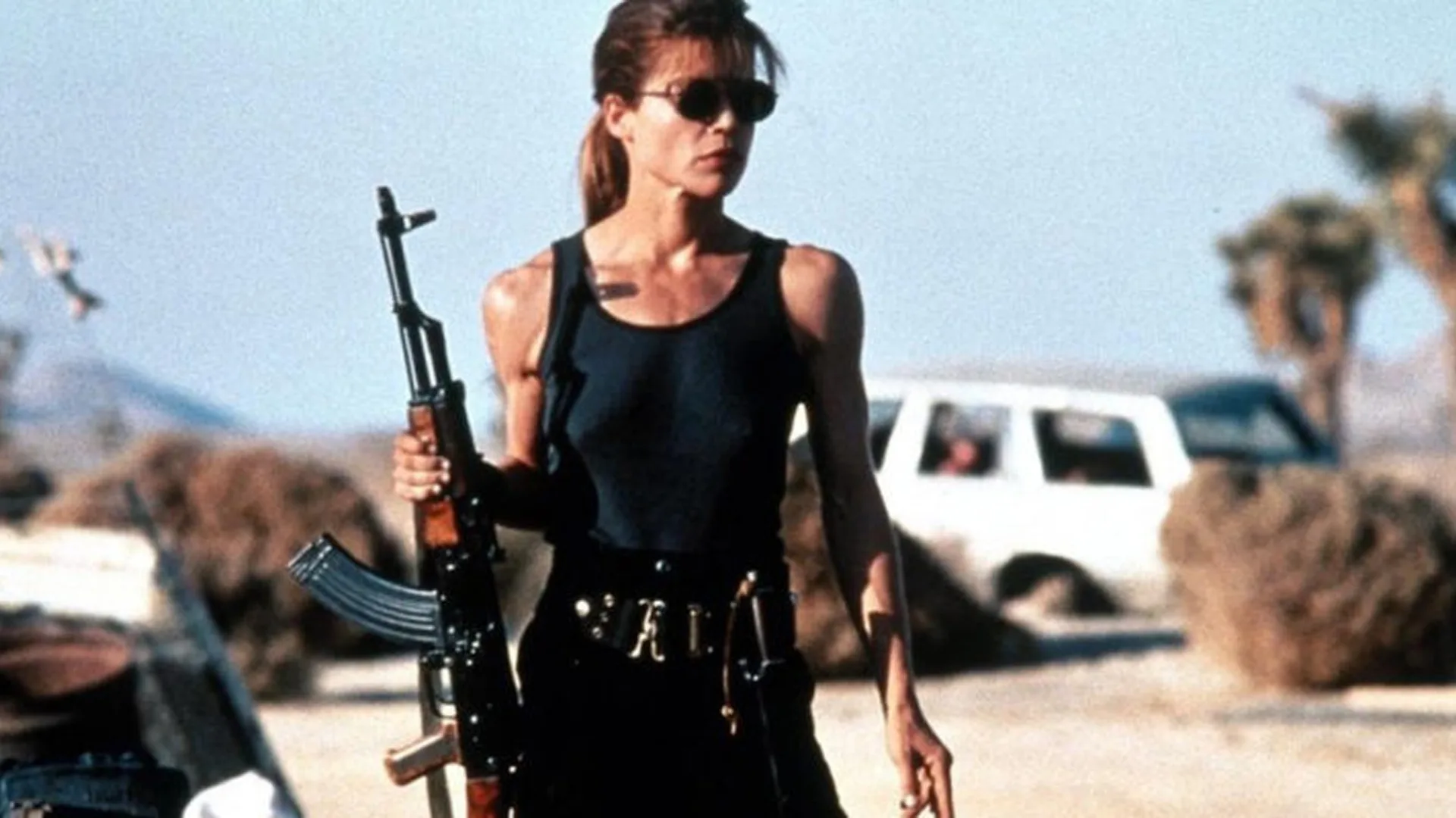 Sarah Connor Terminator escena con arma