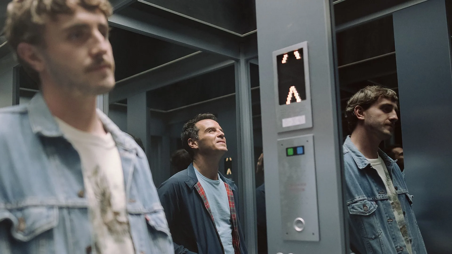 Todos somos extraños razones para verla escena elevador