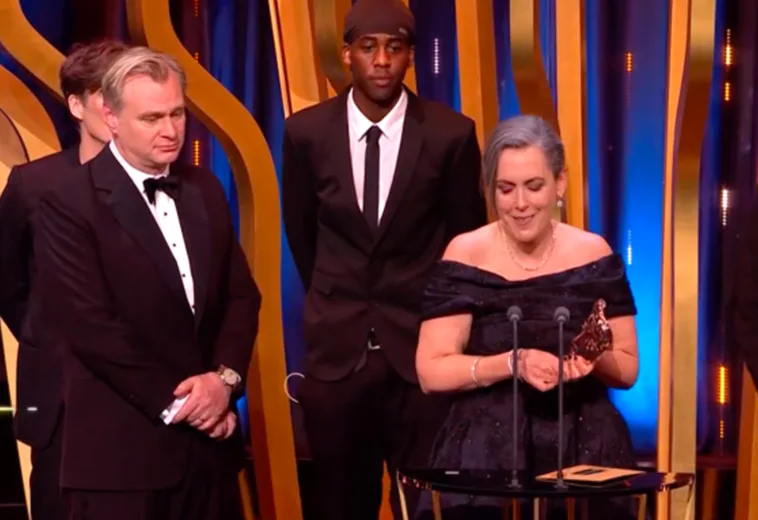 BAFTA 2024: Bromista sube al escenario durante premiación a Oppenheimer