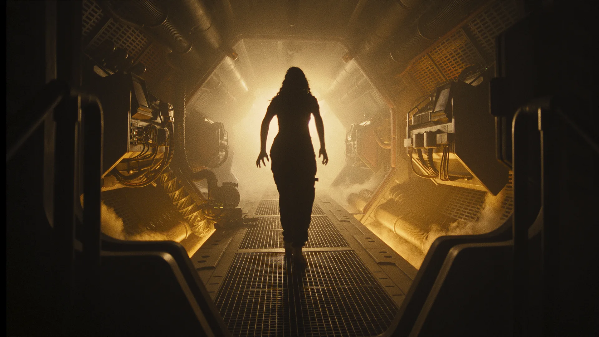 Alien: Romulus nave escena mujer caminando en los pasillos