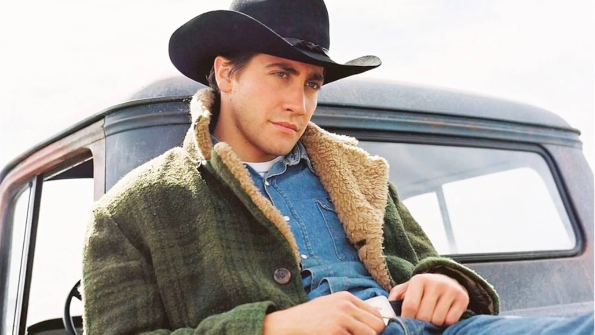 Jake Gyllenhaal recargado en una camioneta, Secreto en la montaña