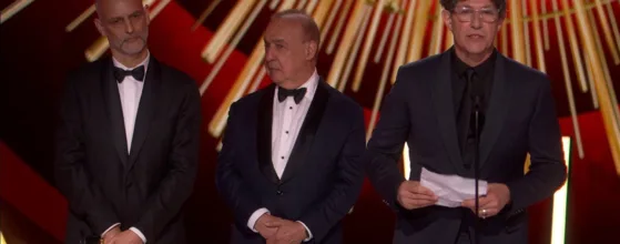 Jonathan Glazer en el escenario de los Oscar por Zona de interés