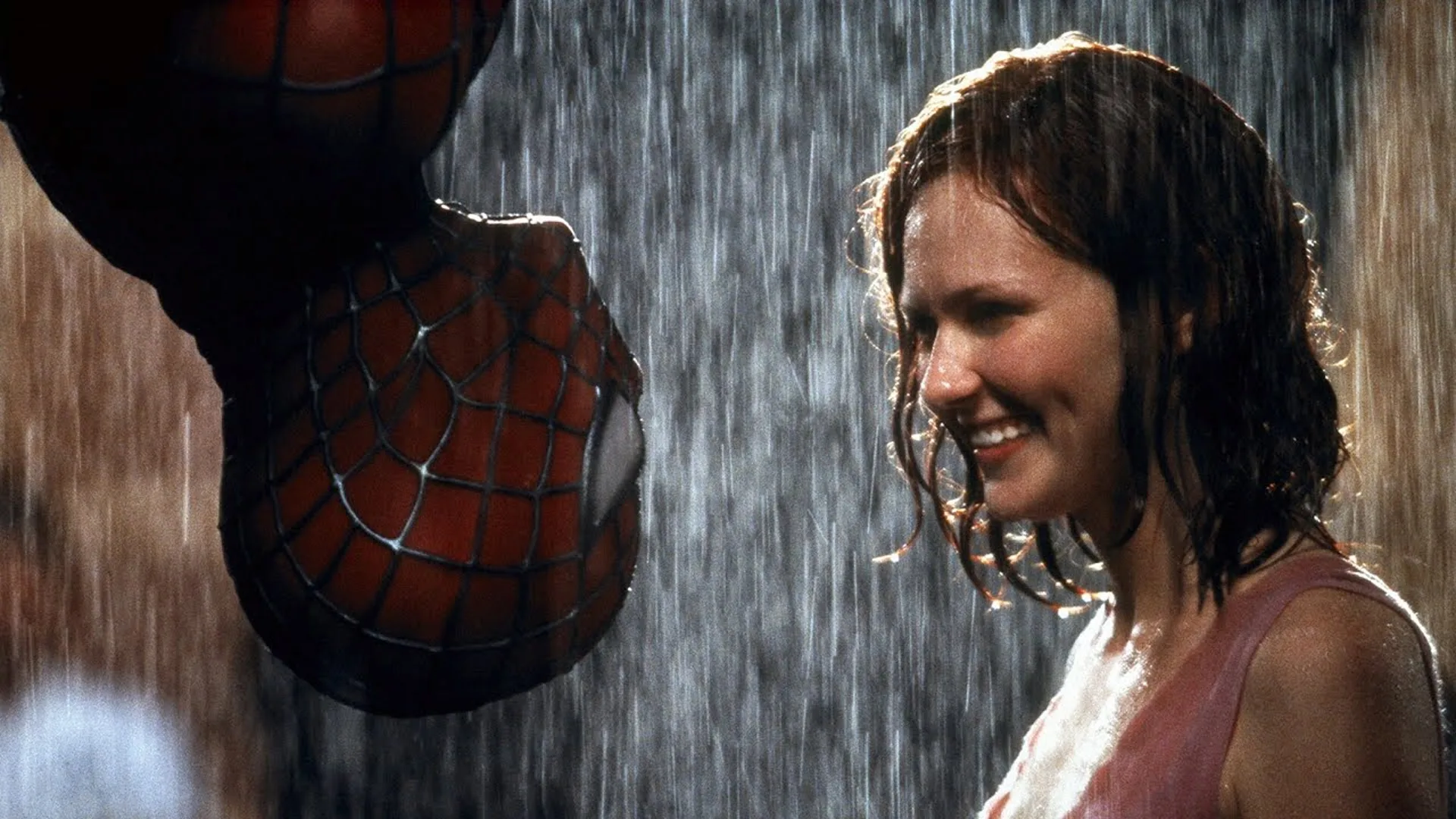 Mary Jame y Spider-Man a punto de besarse bajo la lluvia