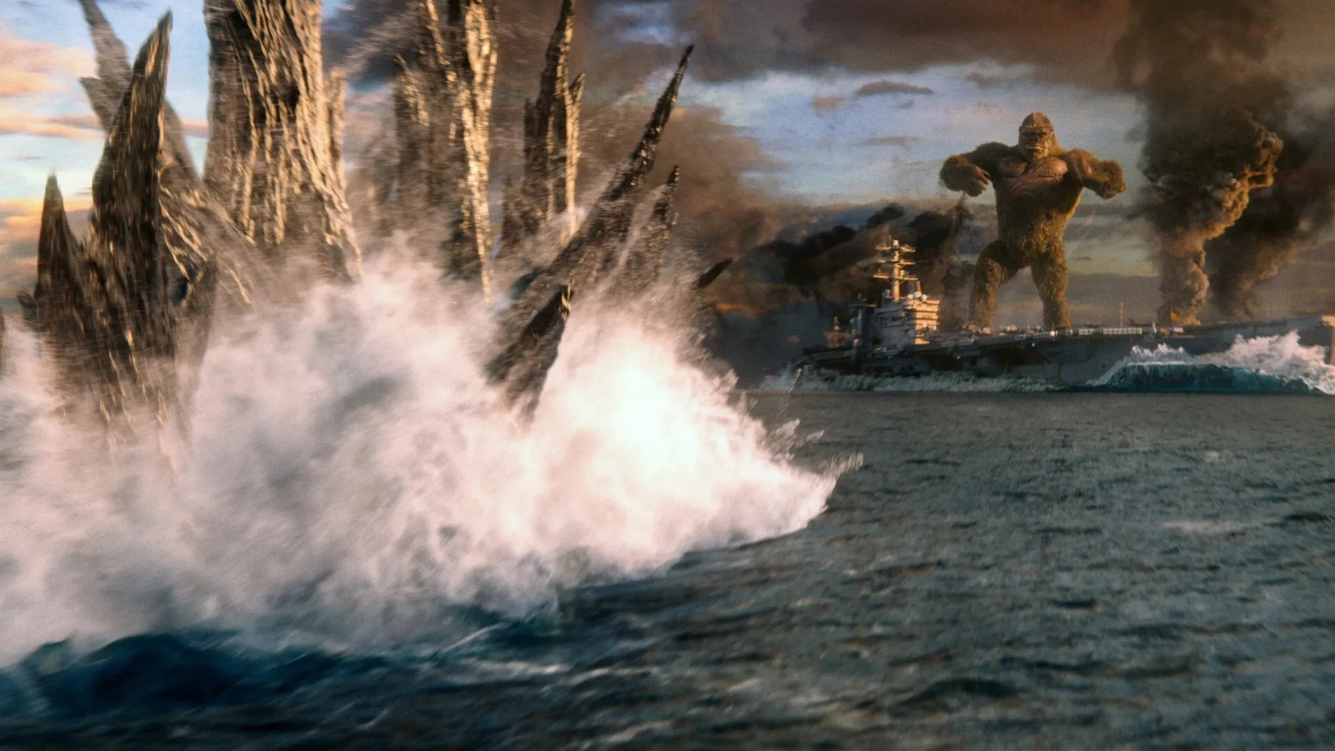 Godzilla en el mar mientras Kong espera en un barco, películas del MonsterVerse